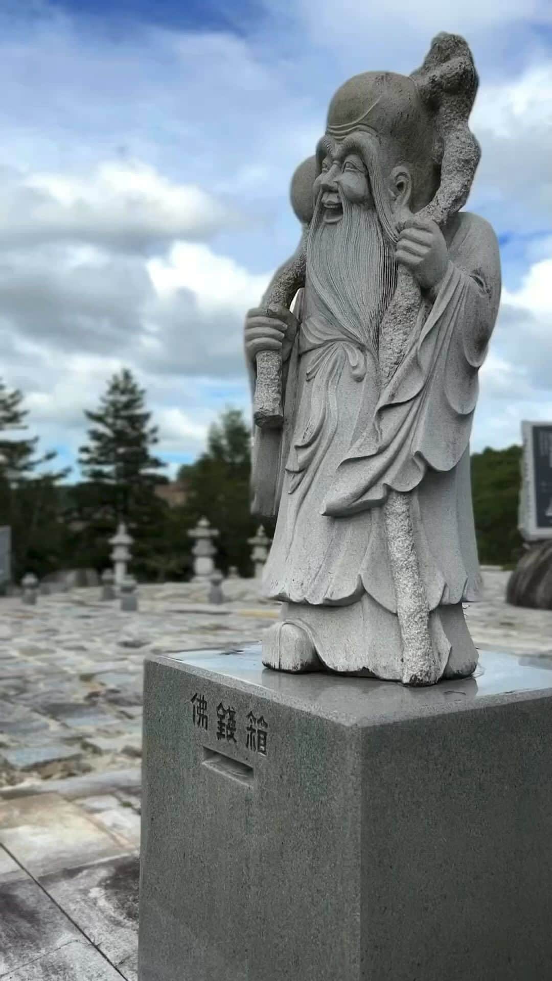 イマイアキノブのインスタグラム：「༻ なんと 五円玉が . . . 後部の扉 しっかり閉じていたのに . . . .  盛岡 松園寺にて  #松園寺」