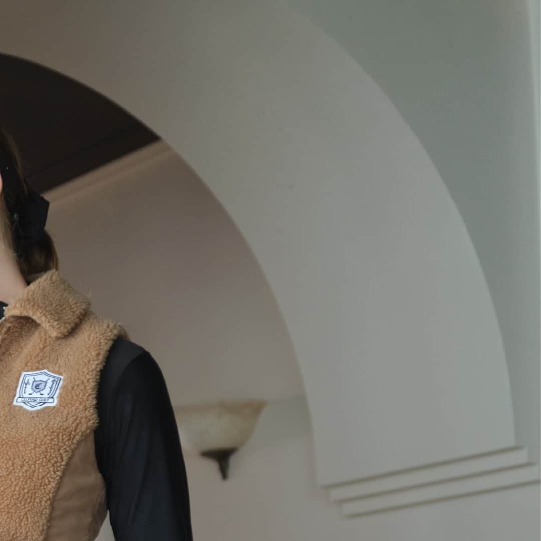 のインスタグラム：「【GOLF】 ⁡ 2023 AUTUMN WINTER COLLECTION ⁡ バリエーションペプラムベスト ¥31,900 ⁡ エンボスロゴプルオーバー ¥17,600 ⁡ リバーシブル中綿スカート ¥26,400 ⁡ ◆全国のお取り扱い店舗◆ ※CELFORD店舗では以下ショップにて お取り扱いしております。 ⁡ 表参道ヒルズ店/丸の内ビルディング店/ラシック名古屋店/京都タカシマヤ店/大阪タカシマヤ店/大和 香林坊店 ⁡ ◆期間限定取扱店舗◆ 阪急うめだ本店：9月6日(水)〜9月27日(水) ルミネ新宿1店：9月8日(金)〜9月20日(水) 西武池袋本店：10月4日(水)〜10月10日(火) ⁡ オンラインよりチェックを。 ⁡ ⁡ #CELFORDAW23 #celford #セルフォード #celfordgolf #セルフォードゴルフ」