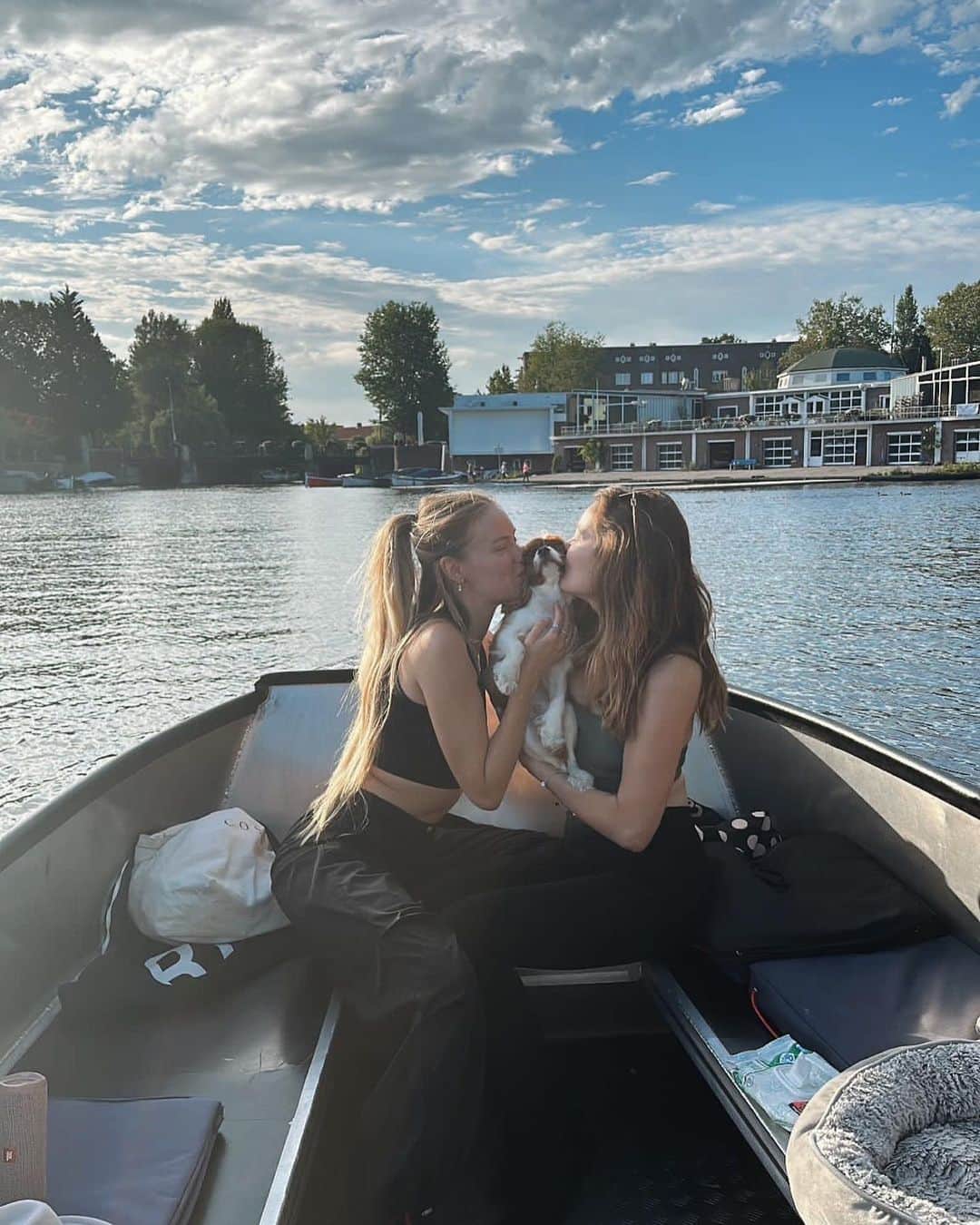 Rubiaのインスタグラム：「I could get used to the canal life 🤩🧡with my Dutchies @yvette.holleman」