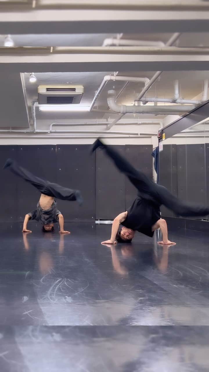 asukaのインスタグラム：「Our soft skills 🫠🫠  @shotatakasawa × @bboy_asuka    #dance #breaking #breakdance #bboy #powermove #powermoves #acrobatics #tricking #parkour #gymnastics #movement #capoeira #ブレイキン #超人」