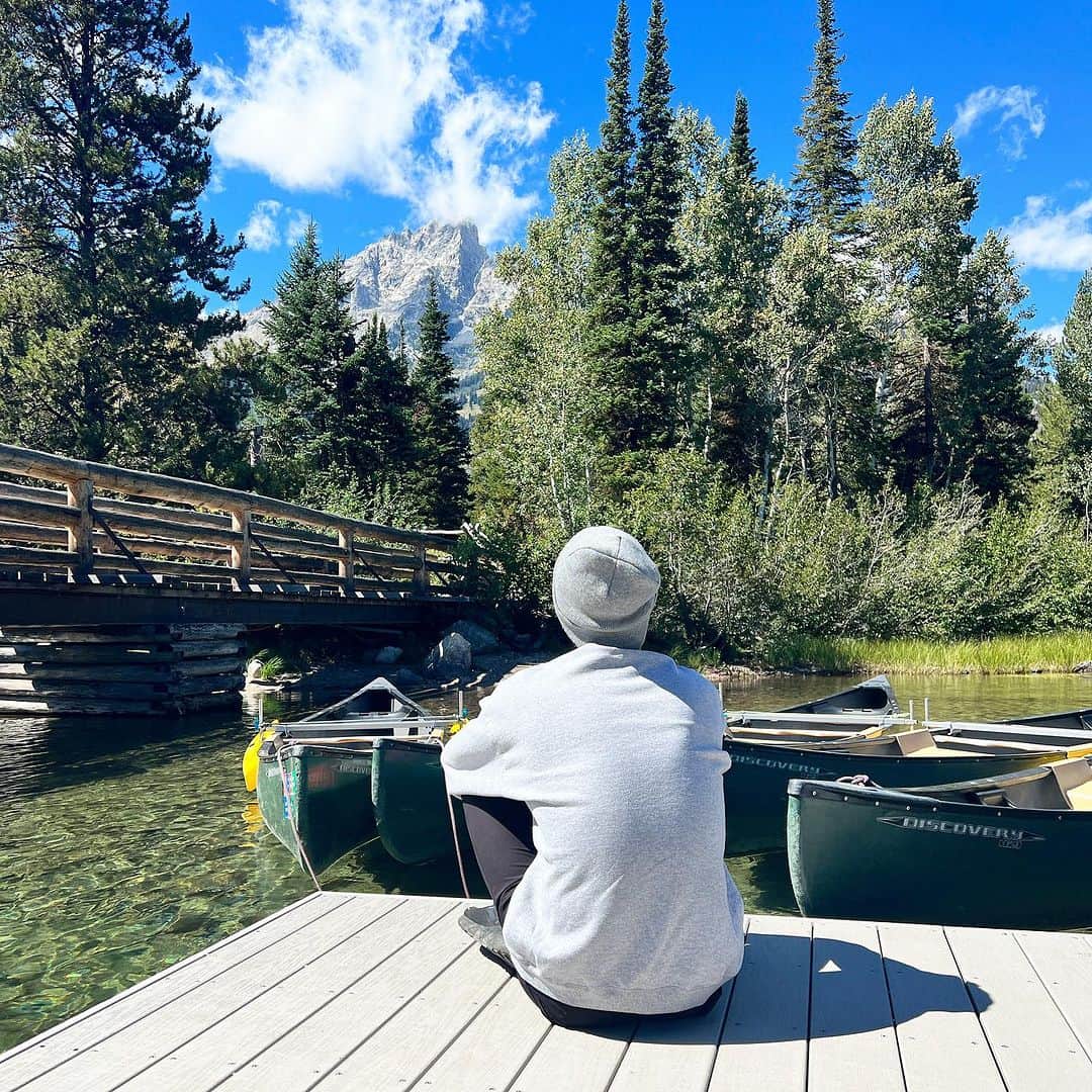 ジェイソン・ブラウンのインスタグラム：「📍Grand Teton National Park!   すごい景色ですね！😍  #grandteton #grandtetons #grandtetonnationalpark #wyoming #jacksonhole #usa #nationalpark #nationalsparks #travel #hike #hiking #explore #mormonrow #views #family #trip #summer」