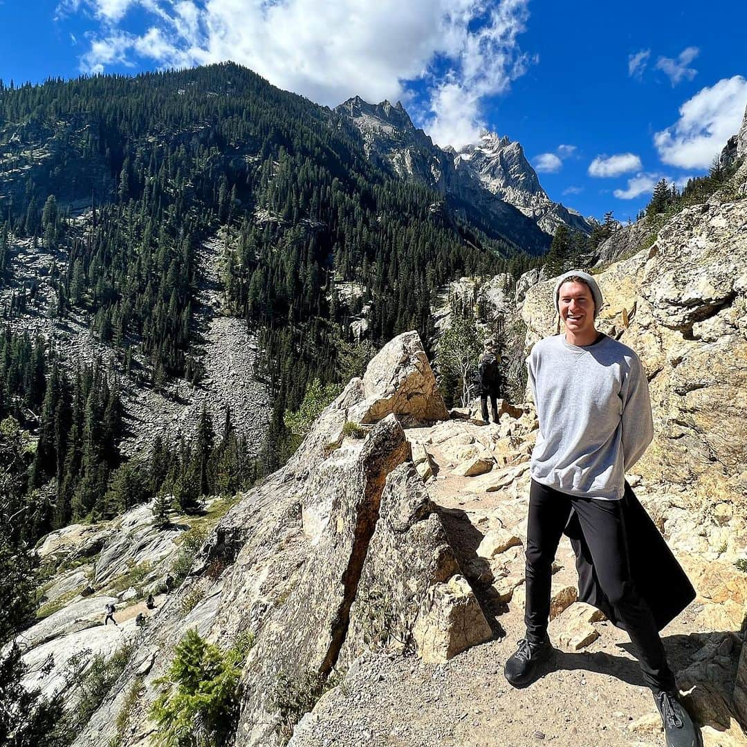 ジェイソン・ブラウンさんのインスタグラム写真 - (ジェイソン・ブラウンInstagram)「📍Grand Teton National Park!   すごい景色ですね！😍  #grandteton #grandtetons #grandtetonnationalpark #wyoming #jacksonhole #usa #nationalpark #nationalsparks #travel #hike #hiking #explore #mormonrow #views #family #trip #summer」9月8日 21時55分 - jasonbskates