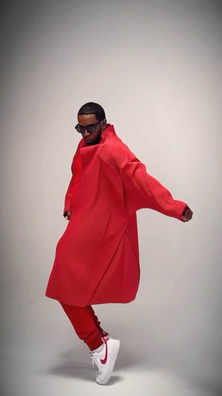 ディディのインスタグラム：「FRIDAY MOOD!!  7 DAYS AND COUNTING!! THE LOVE ALBUM: OFF THE GRID  SEPTEMBER 15TH. LINK IN BIO TO PRE-SAVE NOW!」
