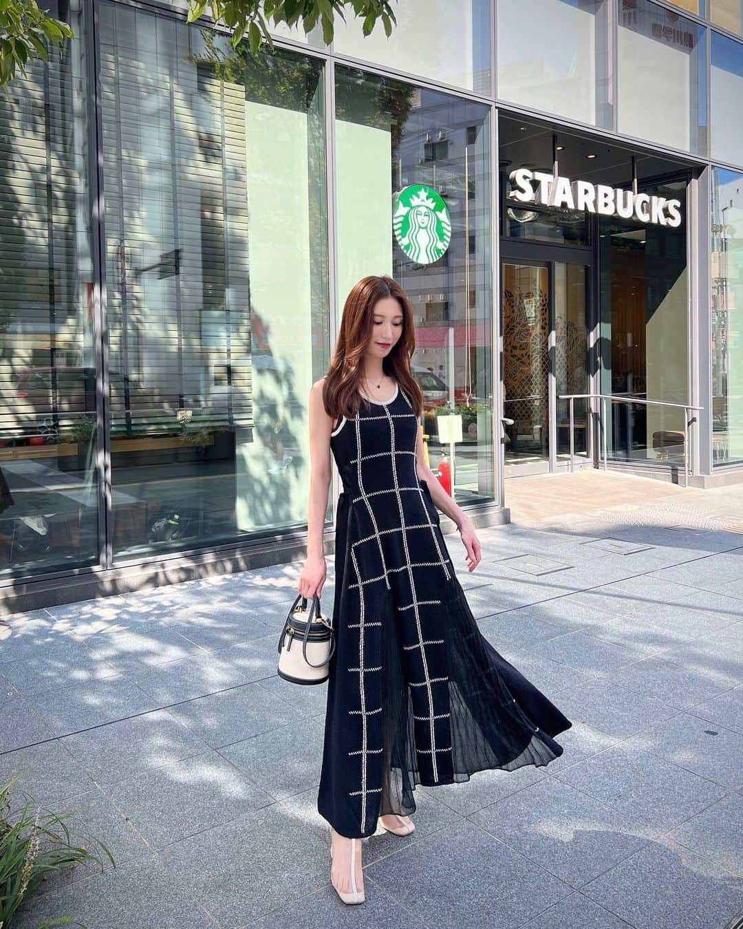 阿野いずみのインスタグラム：「スタバ新作フラペ飲んだ日🥤♡  #おさつバターフラペチーノ 🍠 ミルクを豆乳に変更したら味の深みが増す感じでした☺️  お芋...秋を感じますね🍂  黒のニットのワンピは、 🏷️ @hdxuly のもの♡ ウエストが調整できるリボンと裾の異素材シースルーが可愛い♡  #hdxuly #ハディクリー #pr #夏コーデ #秋コーデ #骨格ウェーブコーデ #フェミニンコーデ #みんなのレディコーデ #30代ファッション #スタバ新作 #福岡カフェ」