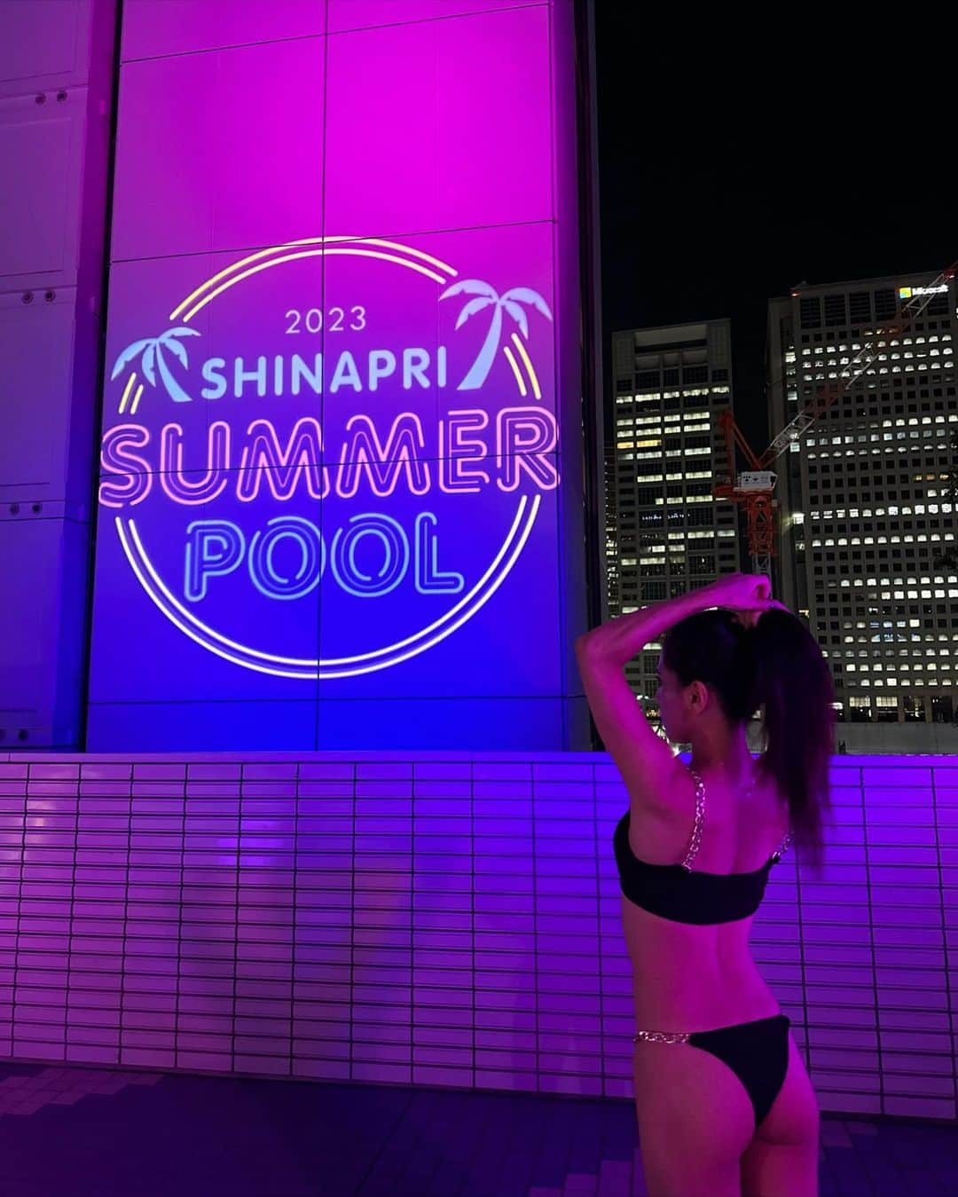 黒田麻理耶さんのインスタグラム写真 - (黒田麻理耶Instagram)「👙🍑 . 夏の思い出🥰 さとちゃん(@tomi_samy)とナイトプール付きプランで  品川プリンスホテルに宿泊🏨 . 今年のナイトプールは人が少ない❗️ という情報を聞いていたけど☜ 品プリのナイトプールは混んでたよ😇😇😇 . 実は初めてのナイトプール✨ 満喫した☺️👙 翌朝はビュッフェでもりもり食べました😋🥐🥗🍛 . #品川プリンスホテル  #ShinapriSummerPool2023 #ナイトプール  #水着  #ブラジリアンビキニ #夏の思い出2023  #まりさと旅行」9月8日 21時58分 - mariya_kuroda