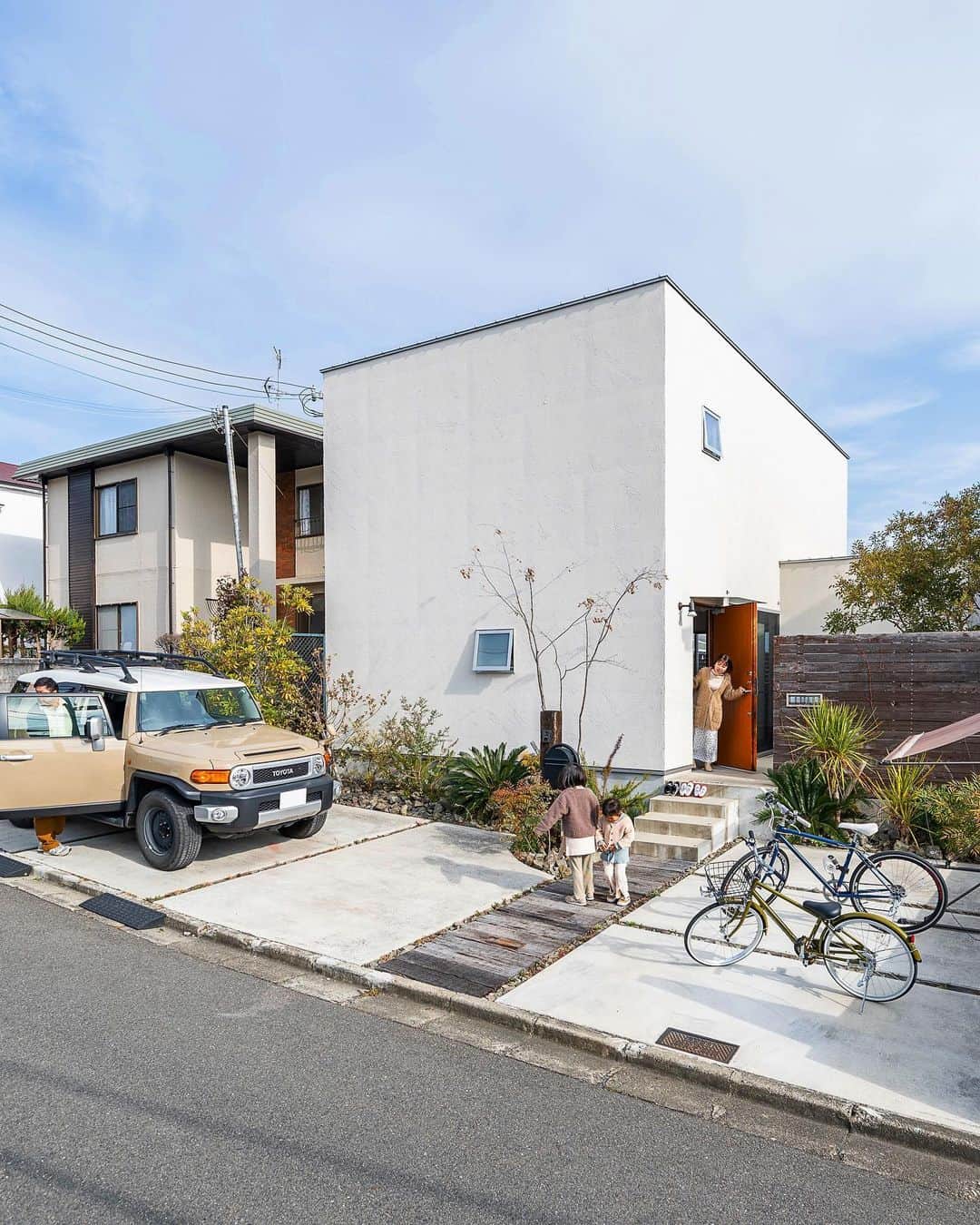D'S STYLEのインスタグラム：「D’S STYLEオーナーの暮らし M様邸 .  家をおしゃれに住みこなそう そう着こなしと同じように ----------------------- ☞ more… @dsstyle ----------------------- https://www.d-s-style.com . 🍟D’S STYLEのサブアカウント ーオーナーの住みこなし紹介ー こちら☞@ds_picks . 🚪青葉台モデルハウス特設アカウント ☞  @dsstyle_aobadai_ ☞  @dsstyle_aobadai_funp . 🚪豊中モデルハウス特設アカウント ☞  @dsstyle_toyonaka . ☞  @dsstyle_toyonaka_funp . 🚪加古川モデルハウス特設アカウント ☞  @dsstyle_kakogawa  ☞  @dsstyle_kakogawa.funp . 🚪愛知 CBCモデルハウス特設アカウント ☞  @dsstyle_aichi_cbc ☞  @dsstyle_aichi_cbc_funp  . 🌵D’S STYLEのLINE公式アカウント こちら☞ @dsstyle_line . #dsstyle #ds #ディーズ #ディーズスタイル #新築一戸建て #こだわりの家 #家づくり #土間のある家 #塗り壁 #暮らしを楽しむ家づくり #塗り壁の家 #吹抜けのある家 #無垢床の家 #家を建てる #住まい #個性的な家  #天井の高い家 #インテリアコーディネート #採光 #明るい家 #エントランス #クライミングロープ #駐車場 #枕木のアプローチ」