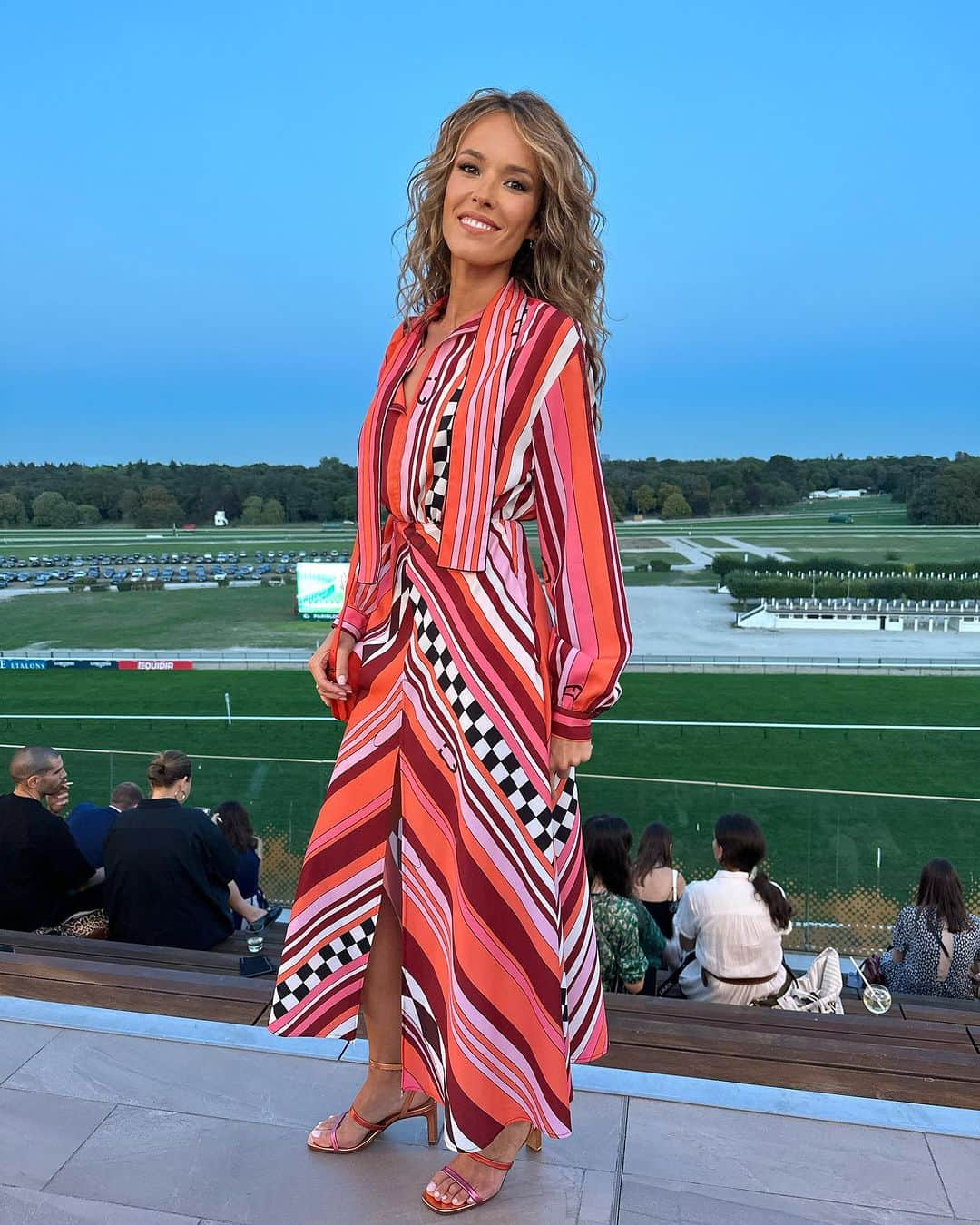 エロディ・フォンタンのインスタグラム：「Découverte de l’hippodrome de ParisLongchamp grâce à la superbe soirée organisée par @longchamp 🐎😍 #longchampattheraces @thomasdumontvip @agencevipconsulting」