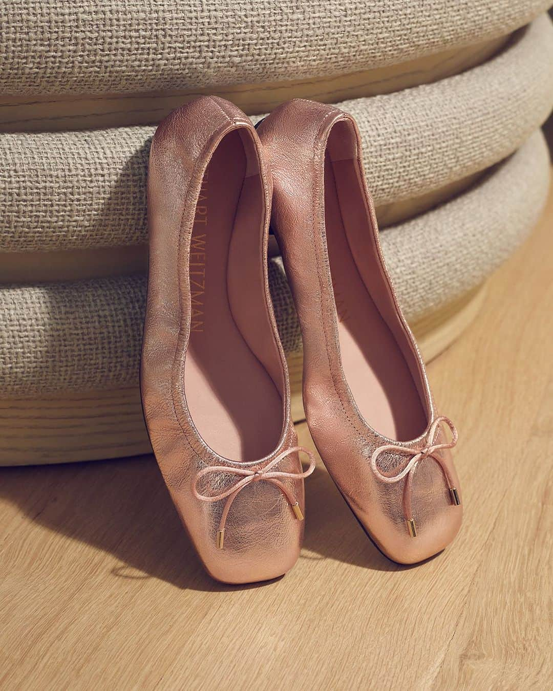 スチュアートワイツマンのインスタグラム：「Go from desk to dinner in the BARDOT BOW FLAT, featured here in ballet metallic leather. At once timely and timeless, this look is crafted by our artisans in Spain for maximum style and comfort. Explore the Work Essentials Edit featuring sleek, polished and comfortable office-ready pairs on stuartweitzman.com.​  ​  #StuartWeitzman #BARDOT ​」