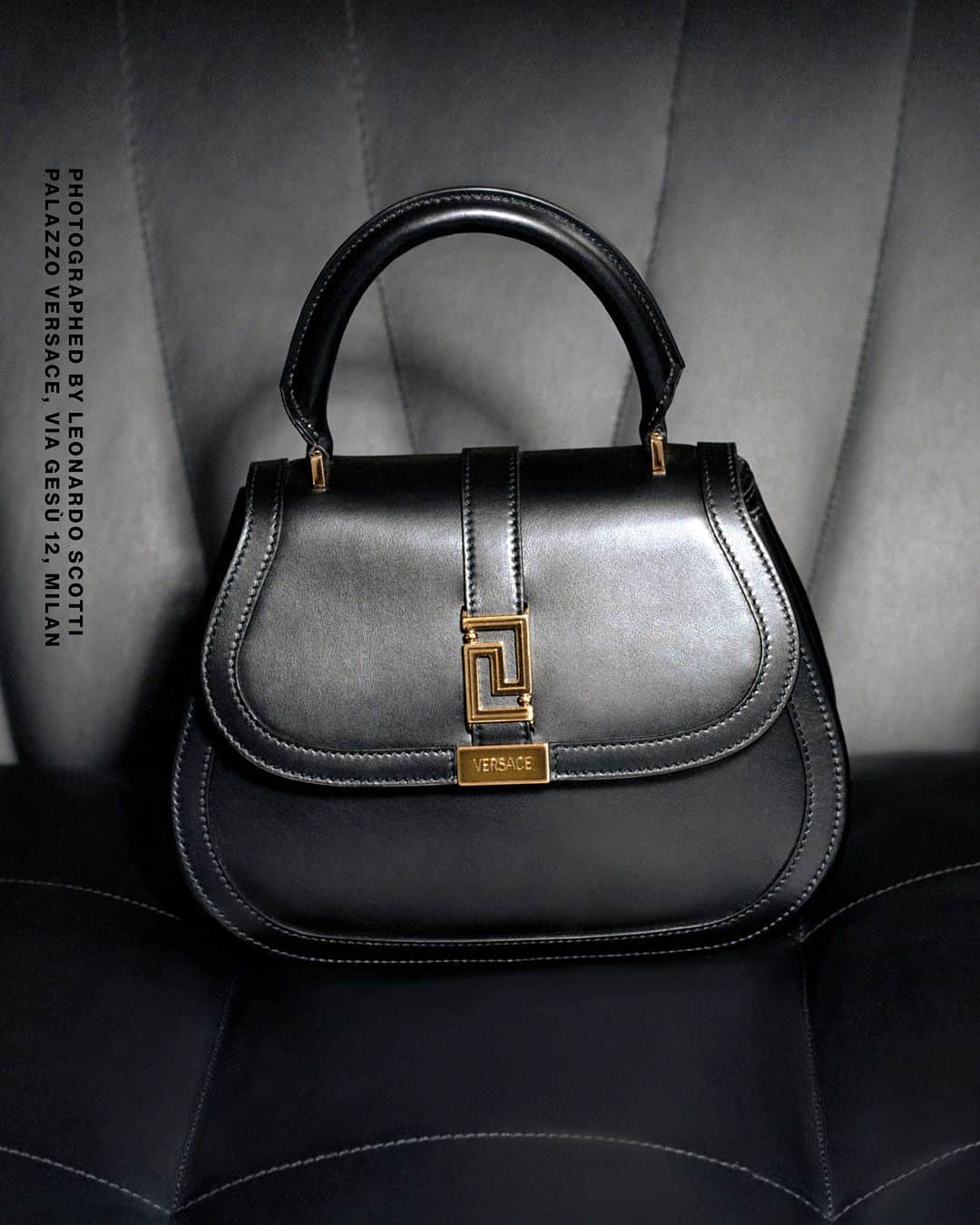 ジャンニヴェルサーチのインスタグラム：「Greca Goddess Top Handle Bag  Photography by Leonardo Scotti  #VersaceFW23 #VersaceGrecaGoddess」