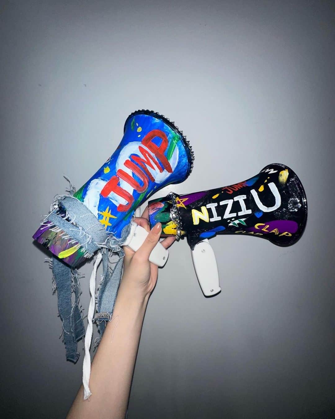 NiziUさんのインスタグラム写真 - (NiziUInstagram)「メガホン可愛いやろ📣💟  ——————————— 메가폰 귀엽죠📣💟  #NiziU #WithU #MAYUKA #🐱🌈」9月8日 22時00分 - niziu_artist_official