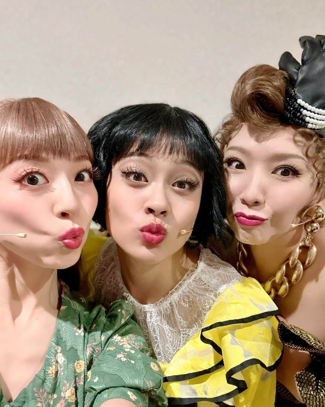 愛加あゆのインスタグラム：「名古屋公演、ありがとうございました✨ 久々の名古屋！楽しくてあっという間でした！！ このまま大阪公演もよろしくお願いします✨  写真は大好きなあさこさんと美依紗ちゃん❤️ あさこさんに三人で写真撮ろうとお声掛け頂き嬉しすぎました💓うふふ😍  #ミュージカル #ビートルジュース #beetlejuce  #御園座 #千秋楽 #ありがとうございました #瀬奈じゅん さん #清水美依紗 ちゃん #愛加あゆ」