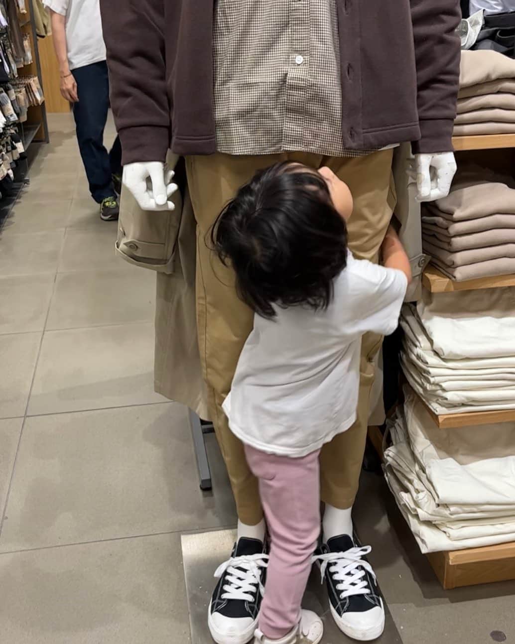 せとたけおのインスタグラム：「#内村文化祭  最近稽古などあって家に不在がちなんですが、3歳の我が子が、妻さんと二人だけで立ち寄った無印良品のマネキン相手に、「パパ〜🥰」って言って抱きついてるの見て、危機感抱いてる…。  それ、パパじゃねえよ⁉️ マネキンにパパの座奪われたくないのよ😂  9/9、10、神奈川芸術劇場にて「内村文化祭'23 初心」本番です‼️ 全力で頑張って、終わったらパパの座を奪還したいと思います‼️  #無印良品 #いつもお世話になってます #確かに私が秋に着てそうなコーディネートだけど」