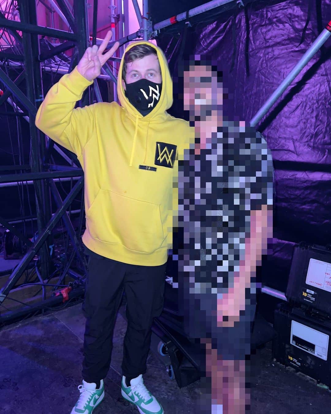 アラン・ウォーカーのインスタグラム：「Had an unforgettable night with a good friend a while back -and we decided to do a song together. Guess who it is?」