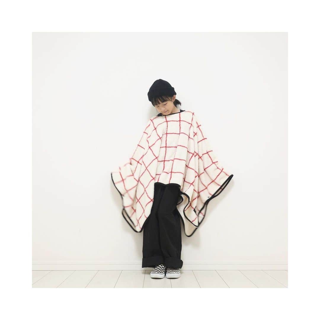 utan0925のインスタグラム：「9/8⑅◡̈* * LOGOS☘️🫶 * ポンチョは2WAYで、なにより ふわふわもふもふ〜肌触り◎♡︎ オーバーオールも思ったより 生地感軽め◎♡︎ * @branshes ☺︎LOGOS 2WAYふんわかポンチョ オーバーオール140 さら☺︎130㎝/24kg *」