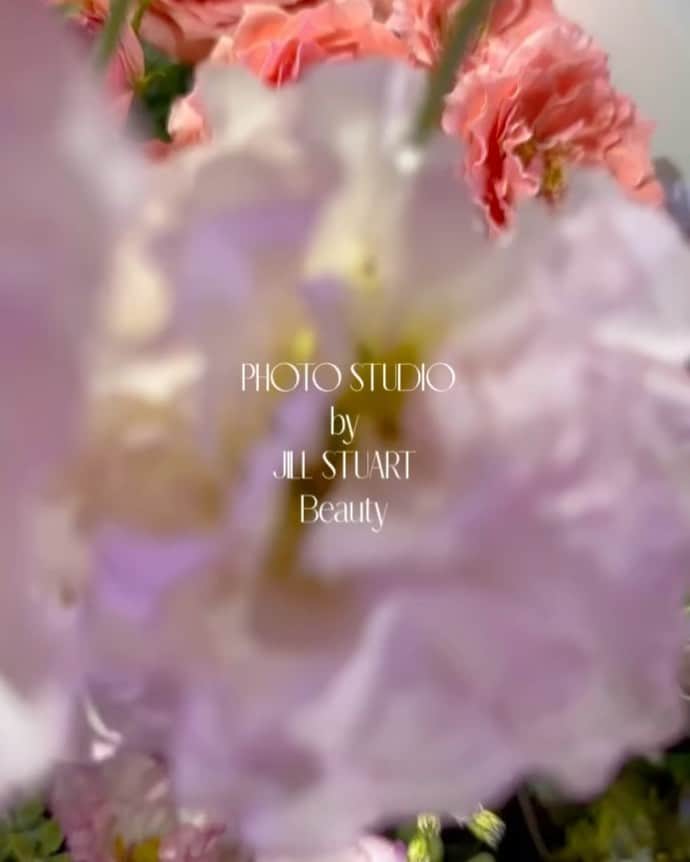 Yuuki mimuraのインスタグラム：「💐🫧  💭かわいいに恋するすべてのひとに💭  JILL STUART Beautyが フォトスタジオをコンセプトにしたポップアップイベント 「PHOTOSTUDIO by JILL STUART Beauty」を 9月9日、10日の2日間、 表参道・原宿にて開催🤍🤍🤍  今日は一般公開前に 体験させていただきました🫧🫧  タッチアップできるスペースがあるのでメイク直しをしてもらって おすすめのリップやグリッターで 華やかにしてもらったら プロのカメラマンによる撮影や、 ブランドの世界観を表現した パネルの前で撮影可能📷🤍  土日限定なので是非遊びに行ってみて🫶🏽🫶🏽🫶🏽  日時: 9月9日(土)10:00-20:00 9月10日(日)10:00-19:00 会場: 神宮前交差点 M-SPACE JINGUMAE &HARAJYUKU HAKKAKUKAN (東京都東京都渋谷区神宮前6-4-1) 入場料金:無料  #ジルスチュアートビューティ#popup#PHOTOSTUDIObY JILLSTUARTBeauty #表参道#原宿 #beauty#JILLSTUART」