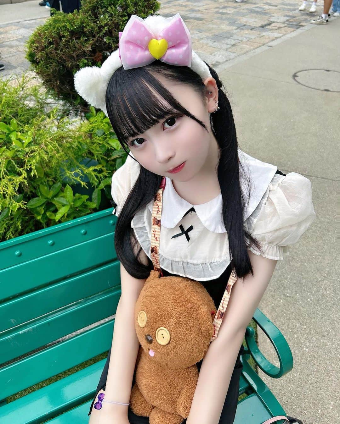 のインスタグラム：「まだ帰りたくなくて拗ねてるなな  ♡  ♡  ♡   #アイドル  #地下アイドル #グラビアアイドル #被写体  #量産  #被写体モデル  #usjコーデ  #usj  #ユニバ  #ユニバコーデ #量産型ヲタク  #ポートレート #量産型ヘアメ  #コンカフェ  #いいね返し  #いいねした人で気になった人フォロー  #いいねした人全員フォローする #instagood  #instalike  #l4likes  #l4l  #likeforlikes  #likeforfollow #sanrio  #love  #攝影 #旅遊攝影 #뷰티스타그램」
