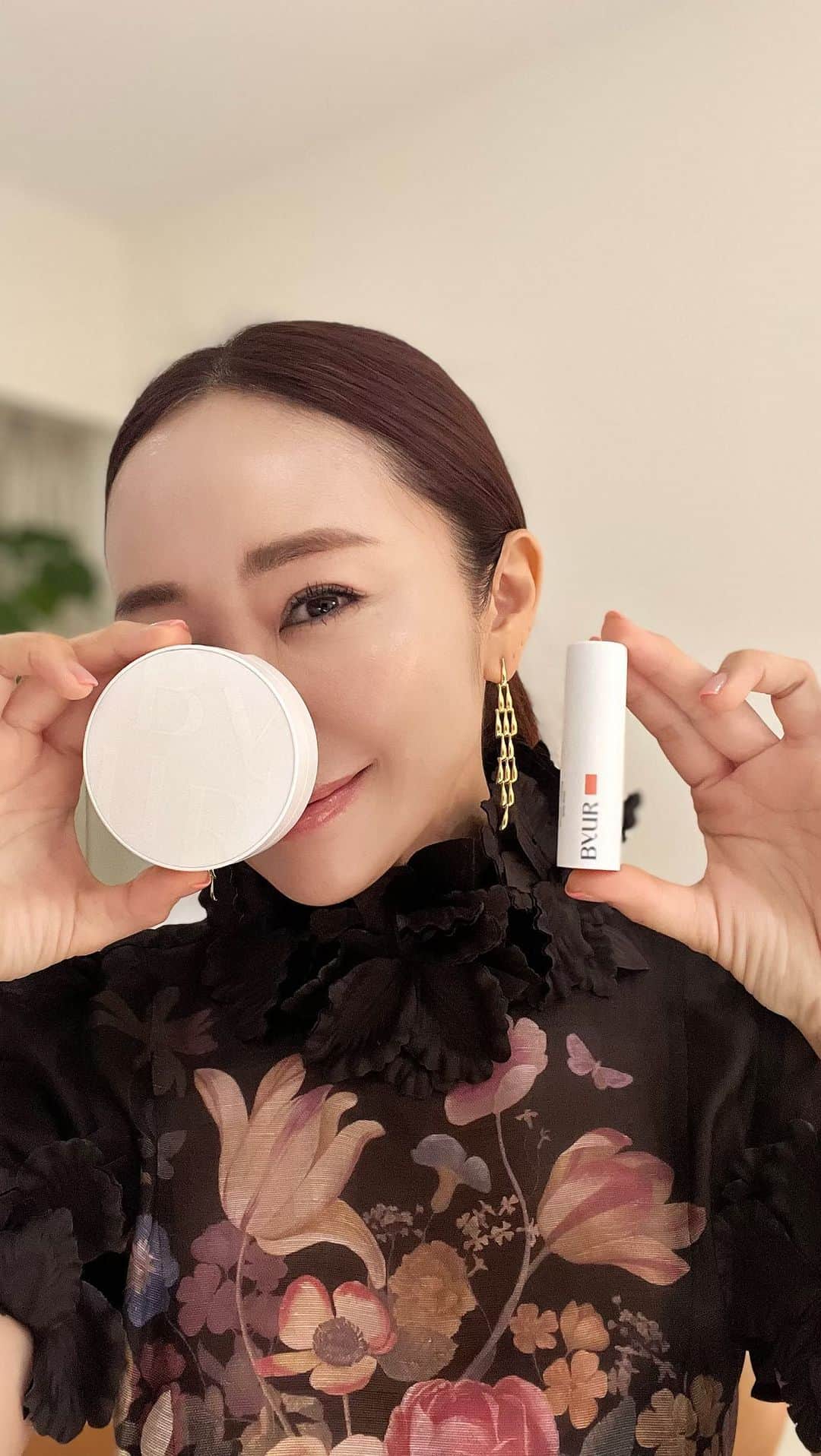 神崎恵のインスタグラム：「・ 𝐌𝐞𝐠𝐮𝐦𝐢 𝐊𝐚𝐧𝐳𝐚𝐤𝐢 × 𝐁𝐲𝐔𝐑  あふれふほどの透明ツヤ美肌仕上げ強化 より薄く、より軽やかに、使い心地の改善 毛穴管理のための高いスキンケア効果UP リニューアルしたセラムフィットフルカバーグロークッションのご紹介をしました。 むき卵にも楽々勝る艶肌仕上げ✨  @byurjapan  #byur #セラムフィットフルカバーグロークッションv1 #セラムフィットボリューミンググロースティックメロウ #タイアップ」