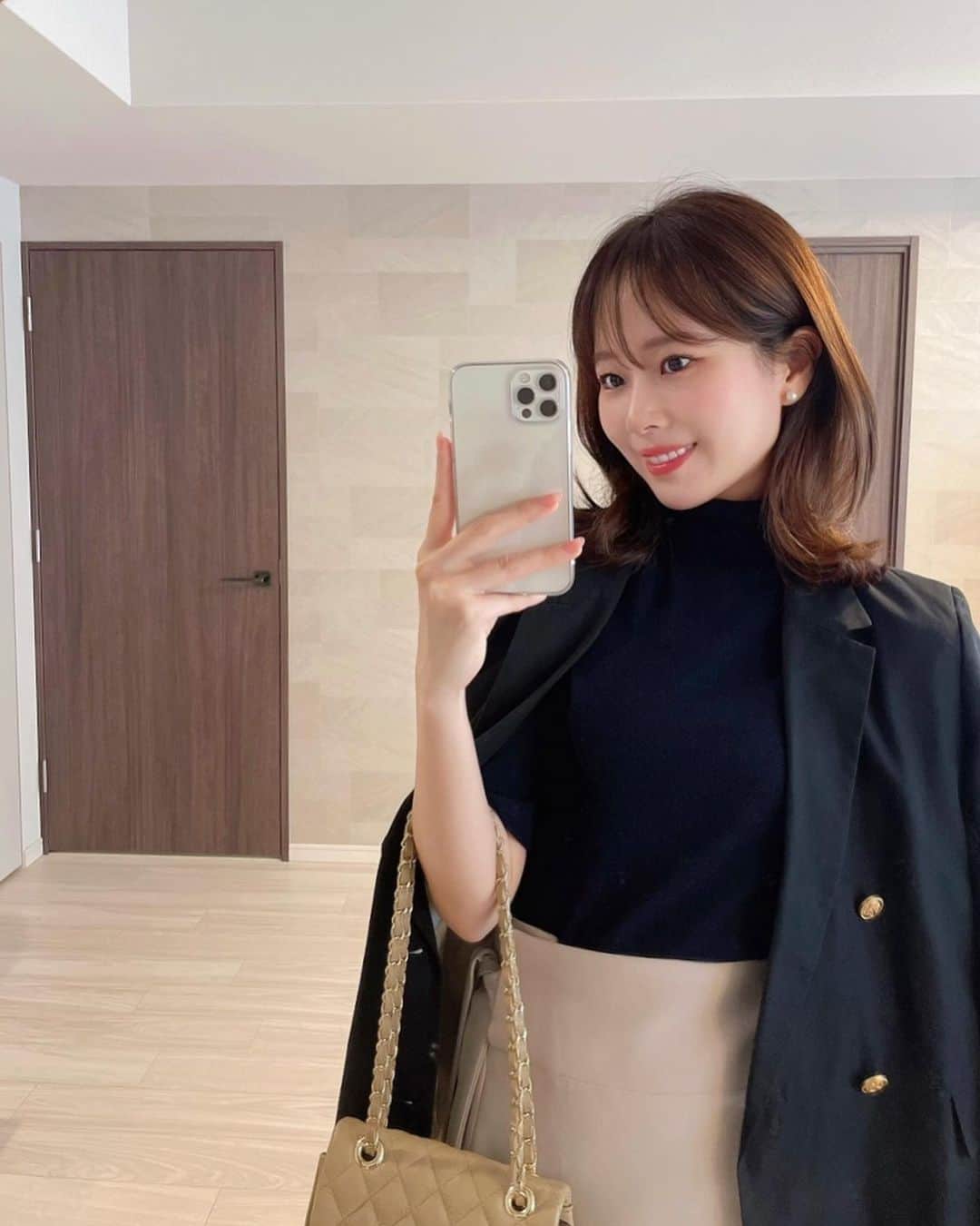 ハンナミのインスタグラム：「🍂🤎  今日から発売のタートルネックカットソーと スリットスカートで いろいろ秋コーデ組んでみた ♡  はやく涼しくなってほしい〜🥺  🧺 @eneu.official  ・turtleneck half cutsew (navy) ・side ribbon slit skirt ・leather quilting chain bag (beige)」