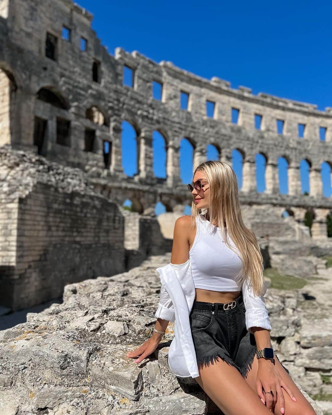 アガタ・クリゲルのインスタグラム：「Couldn’t be more grateful for what life’s given me lately 🤍 📸 @aspirynkaa   #polishgirl #summer #vacation #Pula #Croatia #travel」