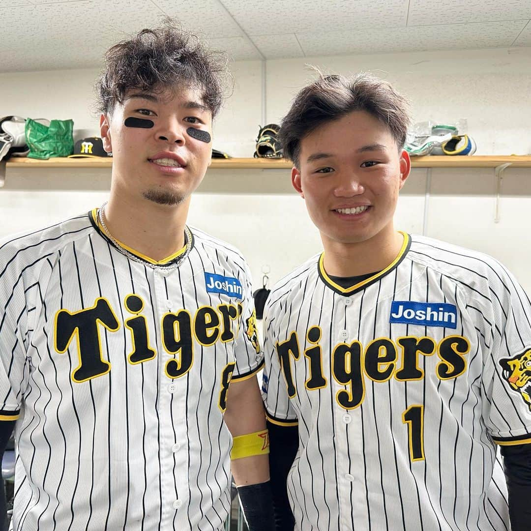 阪神タイガースさんのインスタグラム写真 - (阪神タイガースInstagram)「アベックホームラン！森下選手と佐藤輝明選手です！ #森下翔太 選手 #佐藤輝明 選手 #ナイスホームラン✨ #アイブラック兄弟  #阪神タイガース #JERAセリーグ #ARE」9月8日 22時11分 - hanshintigers_official