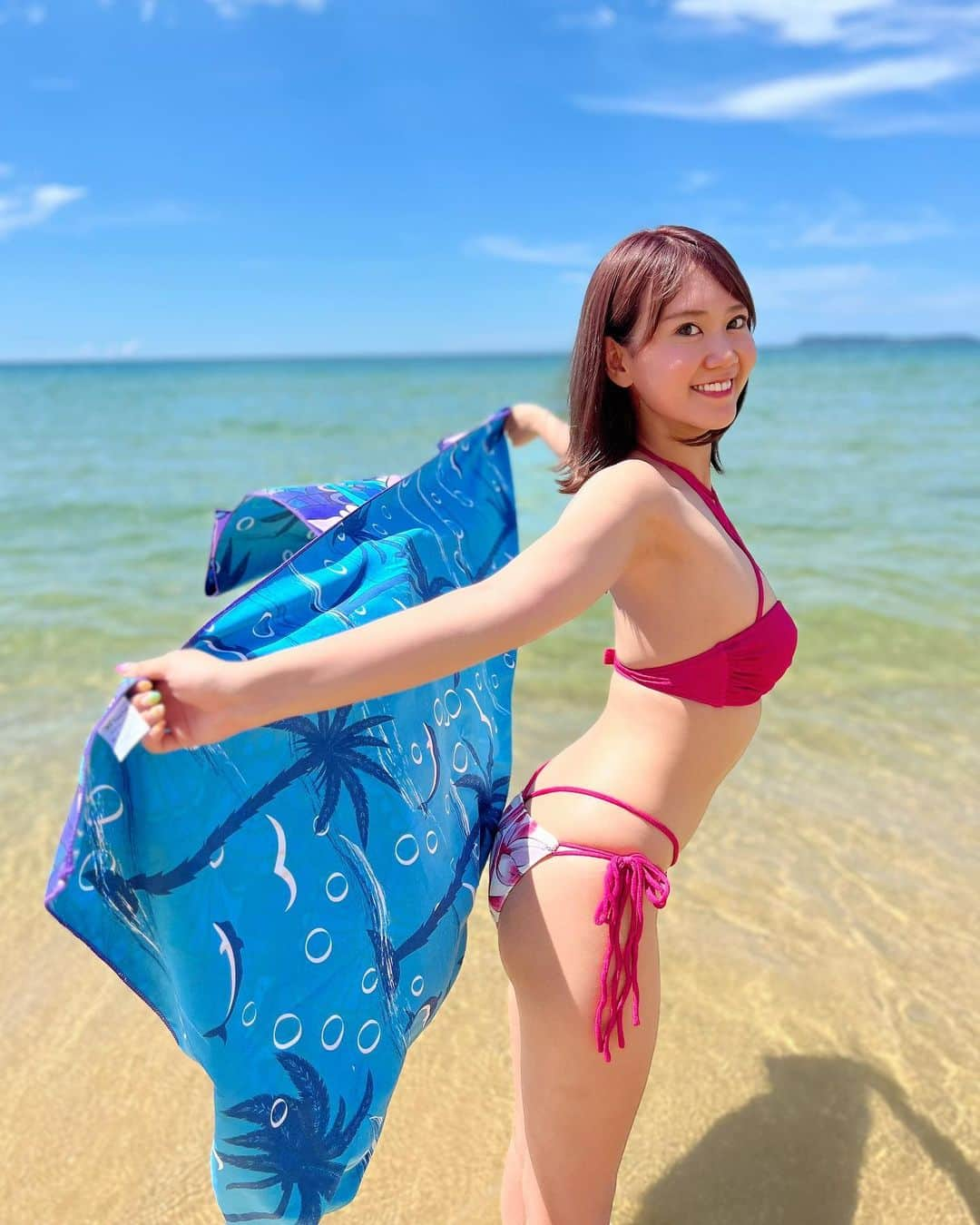 安藤まいのインスタグラム：「これはビーチマット⛱ 買ってよかった〜🤣 めちゃくちゃ常夏で綺麗な海💓 福岡なのに海外みたいで大好きな奈多海岸🏖️  #海#夏#浜辺#リゾートスタイル#水着#海外風#福岡#奈多海岸#映え写真#映えスポット#撮影#撮影モデル#福岡モデル#被写体#ショートカット#ショートカット女子#博多女子#海水浴#海コーデ#安藤まい」