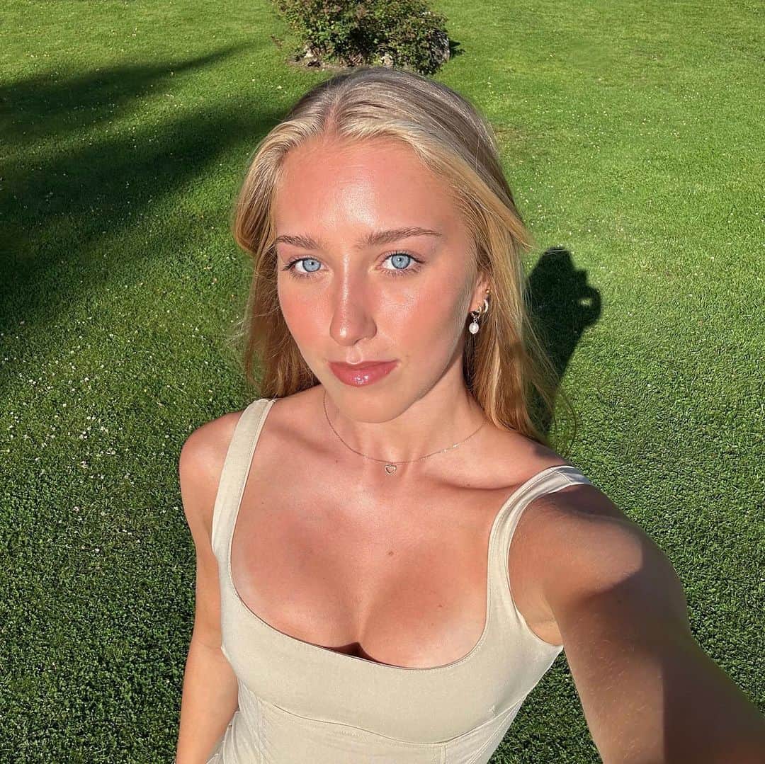 ジュリエッタ・ボシュのインスタグラム：「your lucky green🍀」