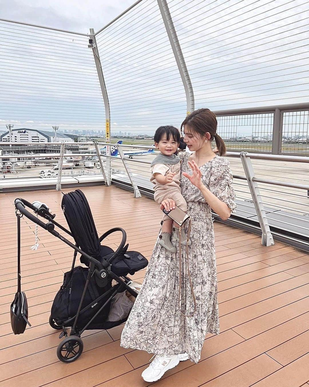 畑有里紗さんのインスタグラム写真 - (畑有里紗Instagram)「ありさちゃん親子と空港で遊んだ日の思い出✈︎🧡  このときはまだ歩けなかったから 水遊びも抱っこで楽しんだけどすでに懐かしい🥹⛲️🫶  いつでも飛行機が飛んでる音がすると すぐに上を見て探して あーーーー!!!ってすぐに教えてくれる息子👦♡ ここだよー！✈️って いつも必死に伝えてくるから癒される😂♡  @sho_arii.family  #となのいる生活#男の子ベビー#男の子ママ#赤ちゃんのいる生活#飛行機好き#空港#展望デッキ#飛行機#伊丹空港#息子#息子の成長#息子とママ#小さい彼氏」9月8日 22時22分 - arii_m36