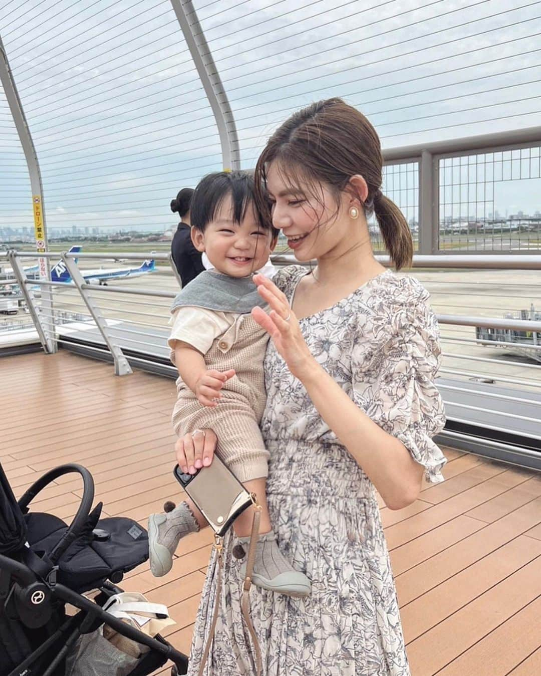 畑有里紗さんのインスタグラム写真 - (畑有里紗Instagram)「ありさちゃん親子と空港で遊んだ日の思い出✈︎🧡  このときはまだ歩けなかったから 水遊びも抱っこで楽しんだけどすでに懐かしい🥹⛲️🫶  いつでも飛行機が飛んでる音がすると すぐに上を見て探して あーーーー!!!ってすぐに教えてくれる息子👦♡ ここだよー！✈️って いつも必死に伝えてくるから癒される😂♡  @sho_arii.family  #となのいる生活#男の子ベビー#男の子ママ#赤ちゃんのいる生活#飛行機好き#空港#展望デッキ#飛行機#伊丹空港#息子#息子の成長#息子とママ#小さい彼氏」9月8日 22時22分 - arii_m36