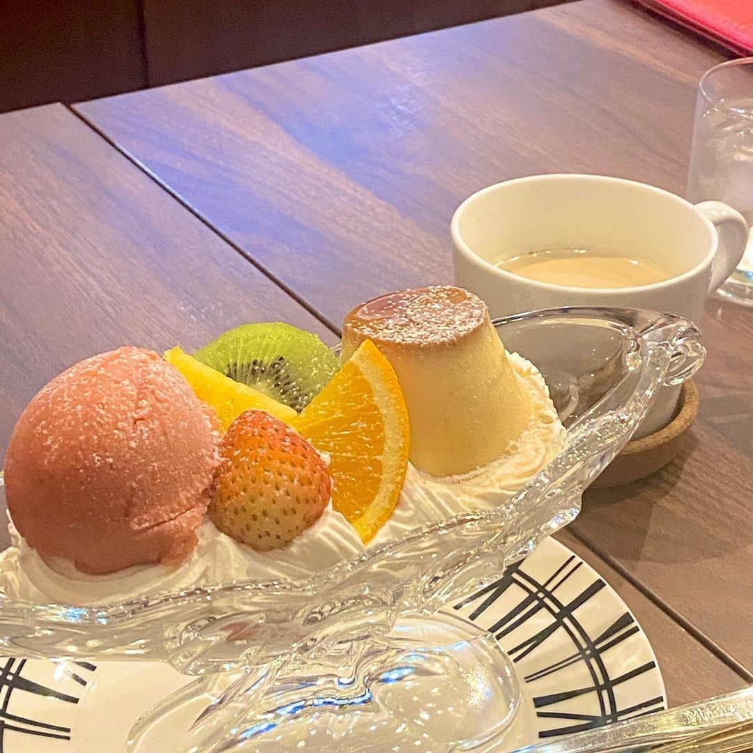 ボールドウィン零のインスタグラム：「盛りだくさんのプリンアラモード食べたよ🍮🍨🍓  アイスは6種類くらいから選べたんだけど、大好きないちごにしたの💕  #プリンアラモード #ロイヤルミルクティー #カフェ巡り #レトロプリン」