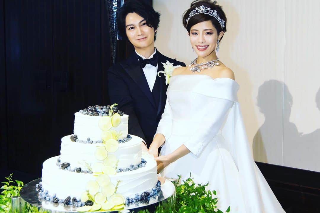 篠原かをりさんのインスタグラム写真 - (篠原かをりInstagram)「結婚式の写真②  苦楽を共にした大事な戦友である元マネージャーさんにスピーチをしてもらいました  中座は仲良しの弟とボニクラの「When I drive」で(二人とも運転免許はない  顔出ししてる友人のみ写真を載せているけど、本当に大好きな大事なたくさんの友人達が貴重な時間を使ってきてくれて、泣きました。 結婚式は恋愛イベントでしゃばいかなと思っていたんだけど、実はそれよりずっと友情と家族愛のイベントだったので、みんなのおかげで思っていた以上に心からやってよかったと思いました。 余興クイズは友達パワーで買ったのでよかったです✊  応援してくれる子からのメッセージを読んでもらい、いつも見てくださってるデザイナーさんにティアラを作ってもらい、人に恵まれ過ぎた自分の人生が眼前に広がっているようで、もっと良い人間になりたいなと思いました。  ふしぎ発見のパパパパーンで入場し、好きなインド映画やアイシールド21、宝塚の曲をたくさん盛り込んで、これでもかというほどミラーボールを回して、お色直しはタキシードで好き放題でした。  #結婚式」9月8日 22時14分 - kawori_rat