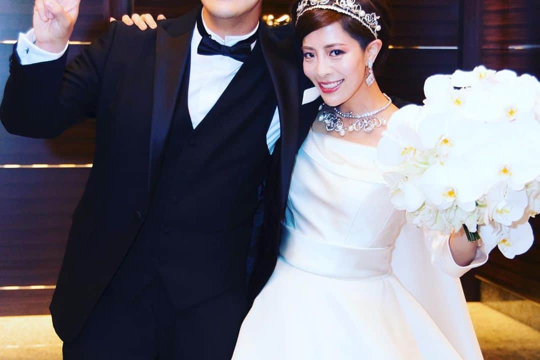 篠原かをりさんのインスタグラム写真 - (篠原かをりInstagram)「結婚式の写真②  苦楽を共にした大事な戦友である元マネージャーさんにスピーチをしてもらいました  中座は仲良しの弟とボニクラの「When I drive」で(二人とも運転免許はない  顔出ししてる友人のみ写真を載せているけど、本当に大好きな大事なたくさんの友人達が貴重な時間を使ってきてくれて、泣きました。 結婚式は恋愛イベントでしゃばいかなと思っていたんだけど、実はそれよりずっと友情と家族愛のイベントだったので、みんなのおかげで思っていた以上に心からやってよかったと思いました。 余興クイズは友達パワーで買ったのでよかったです✊  応援してくれる子からのメッセージを読んでもらい、いつも見てくださってるデザイナーさんにティアラを作ってもらい、人に恵まれ過ぎた自分の人生が眼前に広がっているようで、もっと良い人間になりたいなと思いました。  ふしぎ発見のパパパパーンで入場し、好きなインド映画やアイシールド21、宝塚の曲をたくさん盛り込んで、これでもかというほどミラーボールを回して、お色直しはタキシードで好き放題でした。  #結婚式」9月8日 22時14分 - kawori_rat