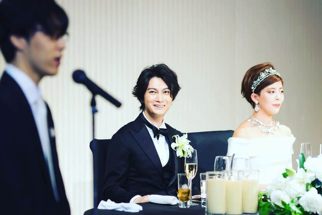 篠原かをりさんのインスタグラム写真 - (篠原かをりInstagram)「結婚式の写真②  苦楽を共にした大事な戦友である元マネージャーさんにスピーチをしてもらいました  中座は仲良しの弟とボニクラの「When I drive」で(二人とも運転免許はない  顔出ししてる友人のみ写真を載せているけど、本当に大好きな大事なたくさんの友人達が貴重な時間を使ってきてくれて、泣きました。 結婚式は恋愛イベントでしゃばいかなと思っていたんだけど、実はそれよりずっと友情と家族愛のイベントだったので、みんなのおかげで思っていた以上に心からやってよかったと思いました。 余興クイズは友達パワーで買ったのでよかったです✊  応援してくれる子からのメッセージを読んでもらい、いつも見てくださってるデザイナーさんにティアラを作ってもらい、人に恵まれ過ぎた自分の人生が眼前に広がっているようで、もっと良い人間になりたいなと思いました。  ふしぎ発見のパパパパーンで入場し、好きなインド映画やアイシールド21、宝塚の曲をたくさん盛り込んで、これでもかというほどミラーボールを回して、お色直しはタキシードで好き放題でした。  #結婚式」9月8日 22時14分 - kawori_rat