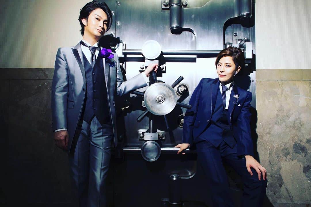 篠原かをりさんのインスタグラム写真 - (篠原かをりInstagram)「結婚式の写真②  苦楽を共にした大事な戦友である元マネージャーさんにスピーチをしてもらいました  中座は仲良しの弟とボニクラの「When I drive」で(二人とも運転免許はない  顔出ししてる友人のみ写真を載せているけど、本当に大好きな大事なたくさんの友人達が貴重な時間を使ってきてくれて、泣きました。 結婚式は恋愛イベントでしゃばいかなと思っていたんだけど、実はそれよりずっと友情と家族愛のイベントだったので、みんなのおかげで思っていた以上に心からやってよかったと思いました。 余興クイズは友達パワーで買ったのでよかったです✊  応援してくれる子からのメッセージを読んでもらい、いつも見てくださってるデザイナーさんにティアラを作ってもらい、人に恵まれ過ぎた自分の人生が眼前に広がっているようで、もっと良い人間になりたいなと思いました。  ふしぎ発見のパパパパーンで入場し、好きなインド映画やアイシールド21、宝塚の曲をたくさん盛り込んで、これでもかというほどミラーボールを回して、お色直しはタキシードで好き放題でした。  #結婚式」9月8日 22時14分 - kawori_rat