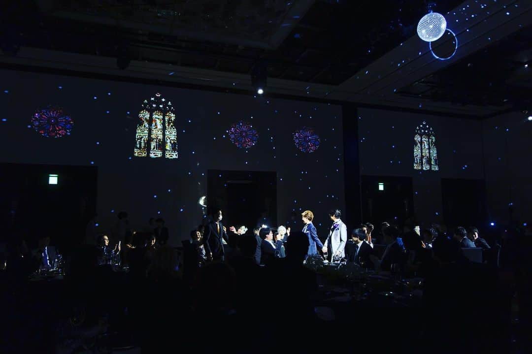 篠原かをりさんのインスタグラム写真 - (篠原かをりInstagram)「結婚式の写真②  苦楽を共にした大事な戦友である元マネージャーさんにスピーチをしてもらいました  中座は仲良しの弟とボニクラの「When I drive」で(二人とも運転免許はない  顔出ししてる友人のみ写真を載せているけど、本当に大好きな大事なたくさんの友人達が貴重な時間を使ってきてくれて、泣きました。 結婚式は恋愛イベントでしゃばいかなと思っていたんだけど、実はそれよりずっと友情と家族愛のイベントだったので、みんなのおかげで思っていた以上に心からやってよかったと思いました。 余興クイズは友達パワーで買ったのでよかったです✊  応援してくれる子からのメッセージを読んでもらい、いつも見てくださってるデザイナーさんにティアラを作ってもらい、人に恵まれ過ぎた自分の人生が眼前に広がっているようで、もっと良い人間になりたいなと思いました。  ふしぎ発見のパパパパーンで入場し、好きなインド映画やアイシールド21、宝塚の曲をたくさん盛り込んで、これでもかというほどミラーボールを回して、お色直しはタキシードで好き放題でした。  #結婚式」9月8日 22時14分 - kawori_rat