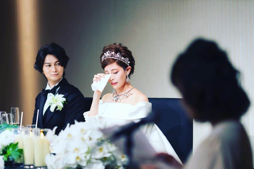 篠原かをりさんのインスタグラム写真 - (篠原かをりInstagram)「結婚式の写真②  苦楽を共にした大事な戦友である元マネージャーさんにスピーチをしてもらいました  中座は仲良しの弟とボニクラの「When I drive」で(二人とも運転免許はない  顔出ししてる友人のみ写真を載せているけど、本当に大好きな大事なたくさんの友人達が貴重な時間を使ってきてくれて、泣きました。 結婚式は恋愛イベントでしゃばいかなと思っていたんだけど、実はそれよりずっと友情と家族愛のイベントだったので、みんなのおかげで思っていた以上に心からやってよかったと思いました。 余興クイズは友達パワーで買ったのでよかったです✊  応援してくれる子からのメッセージを読んでもらい、いつも見てくださってるデザイナーさんにティアラを作ってもらい、人に恵まれ過ぎた自分の人生が眼前に広がっているようで、もっと良い人間になりたいなと思いました。  ふしぎ発見のパパパパーンで入場し、好きなインド映画やアイシールド21、宝塚の曲をたくさん盛り込んで、これでもかというほどミラーボールを回して、お色直しはタキシードで好き放題でした。  #結婚式」9月8日 22時14分 - kawori_rat