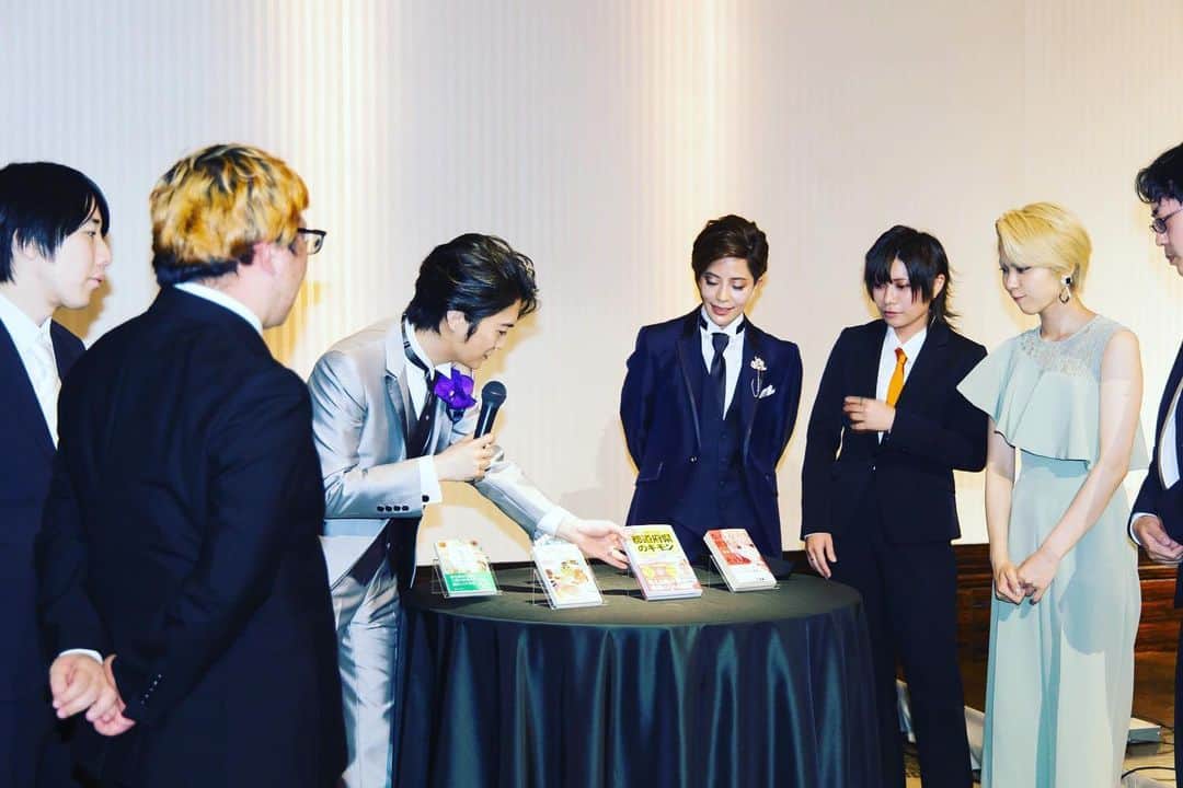 篠原かをりさんのインスタグラム写真 - (篠原かをりInstagram)「結婚式の写真②  苦楽を共にした大事な戦友である元マネージャーさんにスピーチをしてもらいました  中座は仲良しの弟とボニクラの「When I drive」で(二人とも運転免許はない  顔出ししてる友人のみ写真を載せているけど、本当に大好きな大事なたくさんの友人達が貴重な時間を使ってきてくれて、泣きました。 結婚式は恋愛イベントでしゃばいかなと思っていたんだけど、実はそれよりずっと友情と家族愛のイベントだったので、みんなのおかげで思っていた以上に心からやってよかったと思いました。 余興クイズは友達パワーで買ったのでよかったです✊  応援してくれる子からのメッセージを読んでもらい、いつも見てくださってるデザイナーさんにティアラを作ってもらい、人に恵まれ過ぎた自分の人生が眼前に広がっているようで、もっと良い人間になりたいなと思いました。  ふしぎ発見のパパパパーンで入場し、好きなインド映画やアイシールド21、宝塚の曲をたくさん盛り込んで、これでもかというほどミラーボールを回して、お色直しはタキシードで好き放題でした。  #結婚式」9月8日 22時14分 - kawori_rat