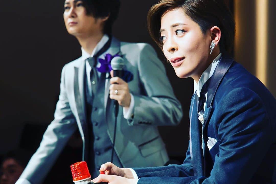 篠原かをりさんのインスタグラム写真 - (篠原かをりInstagram)「結婚式の写真②  苦楽を共にした大事な戦友である元マネージャーさんにスピーチをしてもらいました  中座は仲良しの弟とボニクラの「When I drive」で(二人とも運転免許はない  顔出ししてる友人のみ写真を載せているけど、本当に大好きな大事なたくさんの友人達が貴重な時間を使ってきてくれて、泣きました。 結婚式は恋愛イベントでしゃばいかなと思っていたんだけど、実はそれよりずっと友情と家族愛のイベントだったので、みんなのおかげで思っていた以上に心からやってよかったと思いました。 余興クイズは友達パワーで買ったのでよかったです✊  応援してくれる子からのメッセージを読んでもらい、いつも見てくださってるデザイナーさんにティアラを作ってもらい、人に恵まれ過ぎた自分の人生が眼前に広がっているようで、もっと良い人間になりたいなと思いました。  ふしぎ発見のパパパパーンで入場し、好きなインド映画やアイシールド21、宝塚の曲をたくさん盛り込んで、これでもかというほどミラーボールを回して、お色直しはタキシードで好き放題でした。  #結婚式」9月8日 22時14分 - kawori_rat