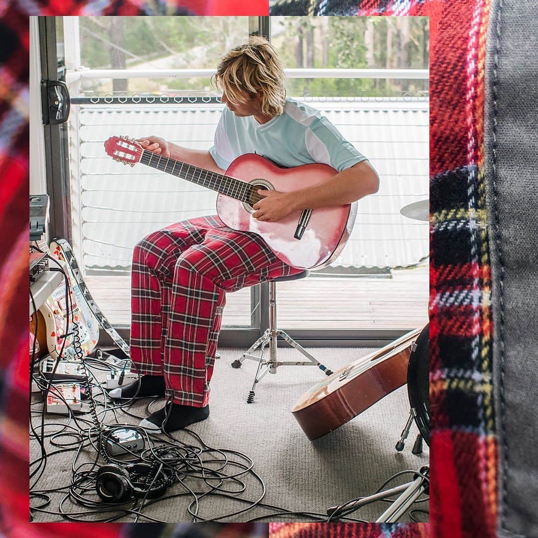のインスタグラム：「🎸🎵🎶VOLCOM ENTERTAINMENT ! !   本シーズンでは、 @volcomsurf チームライダーNoa Deane ( @ilovetables )をフィーチャ―🤝 VOLCOM STORE各店および正規取扱店舗にて発売中⚡️ 📲volcom.jpもオンラインにて発売中。 #Volcom #VolcomJapan #TrulyDefined #TrueToThis #ボルコム」