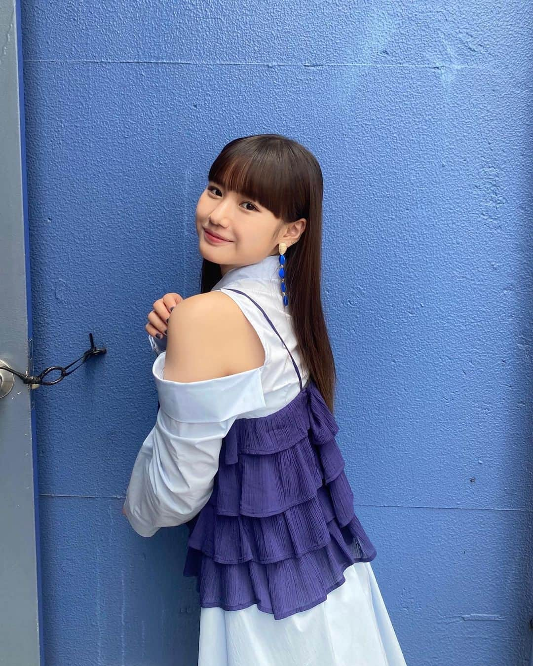 横山玲奈のインスタグラム：「🫧 . 新グッズは久々にストレートしてみたよ💙🤍 . . #morningmusume23 #横山玲奈」