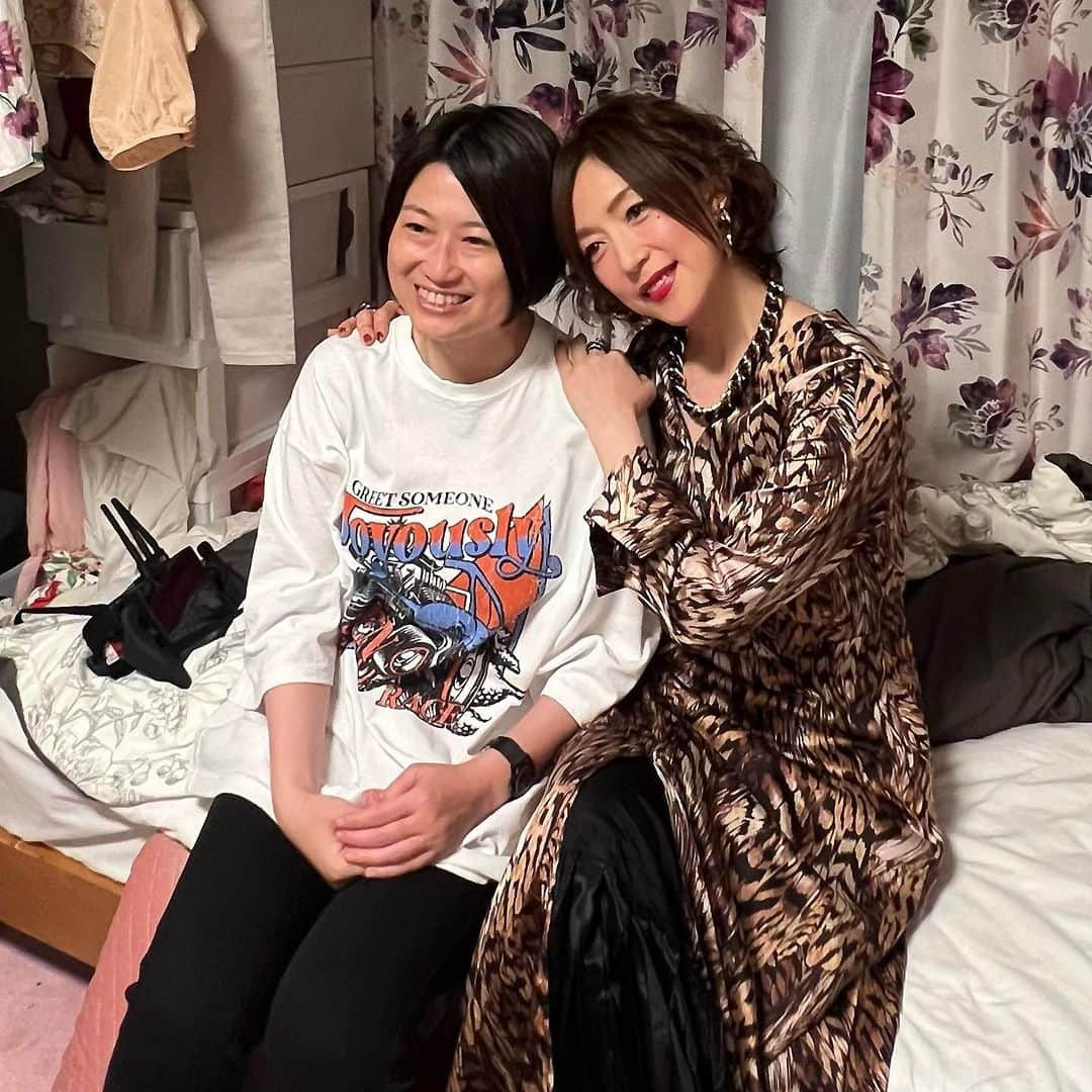 若村麻由美さんのインスタグラム写真 - (若村麻由美Instagram)「❣️ 池田千尋監督と🤳　繊細さと大胆さを併せ持つ監督のセンスが輝く『初恋、ざらり』 実は声がとってもカワイイ♡  物語は佳境へ 今晩9月7日(金)24:12〜は #初恋ざらり 第10話、必ず見て👀✨  第９話のTVer見逃し配信は今晩〜24:51迄▶︎ https://tver.jp/series/srdvl0rfe0  📺ドラマ 24「初恋、ざらり」全12話 毎週金曜深夜 24:12～放送中 母（スナックの雇われママ）冬美役 テレビ東京／テレビ大阪／テレビ愛知／テレビせとうち／テレビ北海道／TVQ九州放送 見逃し無料配信TVer： https://tver.jp/series/srdvl0rfe0 動画配信：ネットもテレ東(テレビ東京 HP）／ Lemino ／ U-NEXT 公式： https://www.tv-tokyo.co.jp/hatsukoizarari/ Twitter：  @tx_koizara Instagram： @tx_koizara  原作：ざくざくろ『初恋、ざらり』（CORK/KADOKAWA） 脚本：坪田文・矢島弘一・池田千尋・紡麦しゃち・藤沢桜 監督：池田千尋・七字幸久・倉橋龍介 チーフプロデューサー：祖父江里奈（テレビ東京） プロデューサー：北川俊樹（テレビ東京）／廣瀬雄（東北新社） 音楽：元倉宏・小山絵里奈 制作：テレビ東京／東北新社　 制作協力：楽映舎 製作著作： 「初恋、ざらり」製作委員会  .  #mayumiwakamura #若村麻由美  #毎週金曜 #24時12分  #放送 #テレビ東京  #連続ドラマ  #ドラマ24 #初恋ざらり #スナックママ #営業用 #書きホクロ #つけボクロ #池田千尋 #監督」9月8日 22時16分 - mayumiwakamura_official