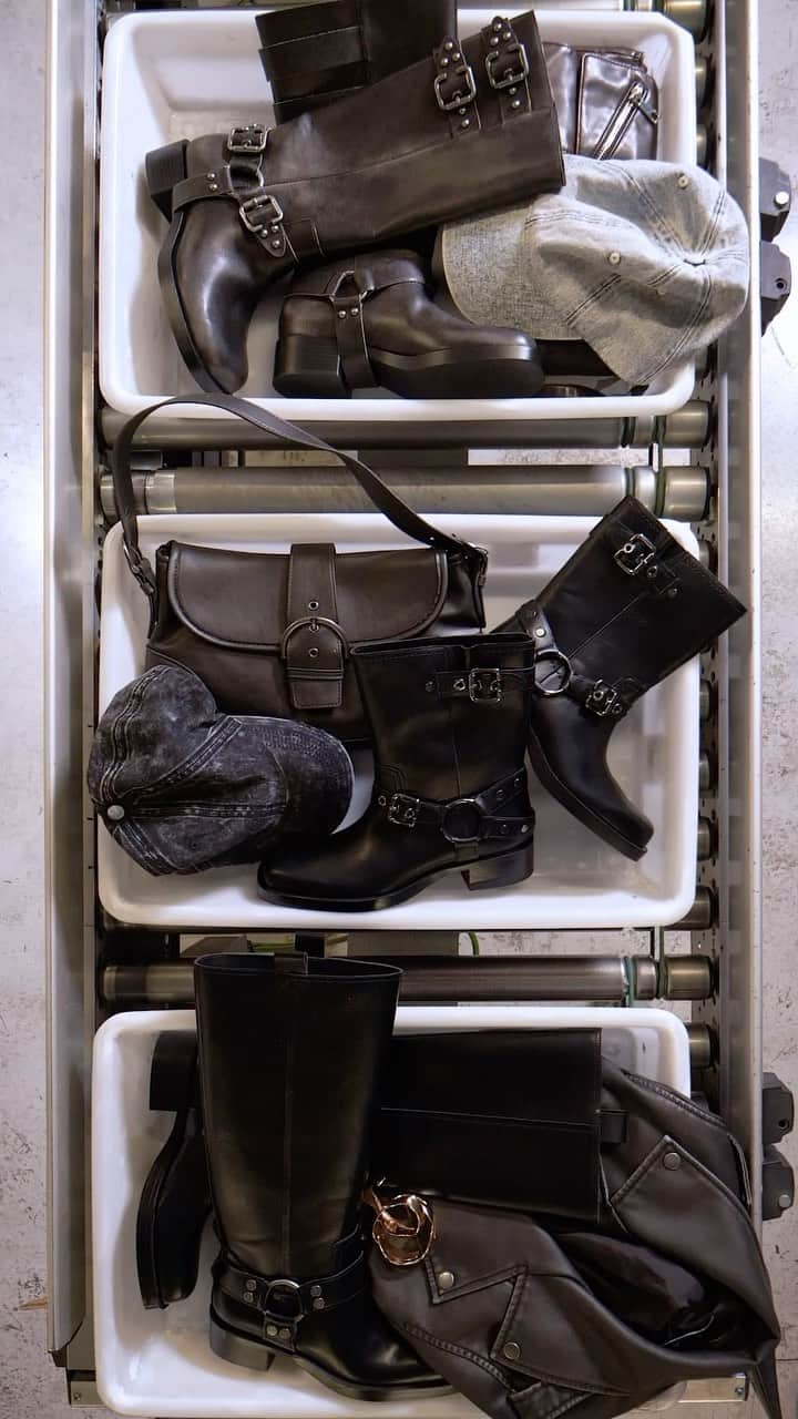 Stradivariusのインスタグラム：「We thought these biker boots need no introduction. 👢🔥 #stradilooks #stradivarius」