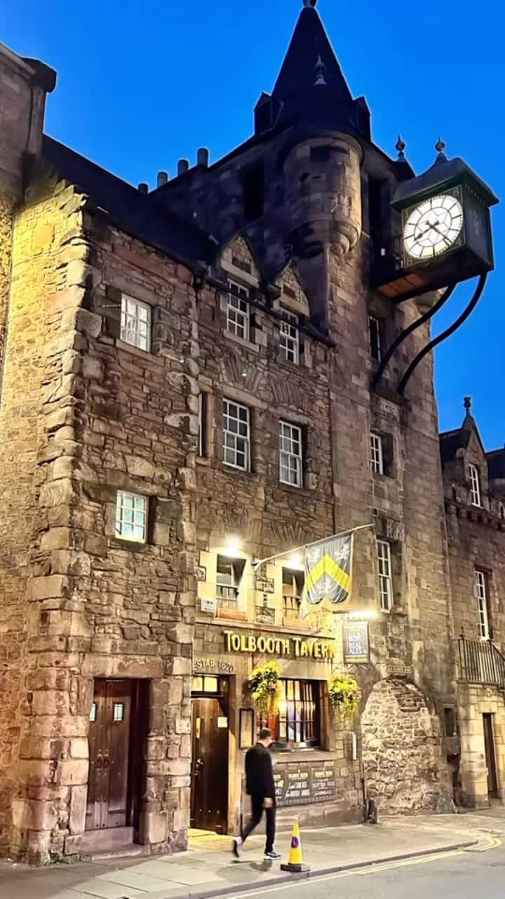 Seyda♥ Travel & Natureのインスタグラム：「Edinburgh by night😎」