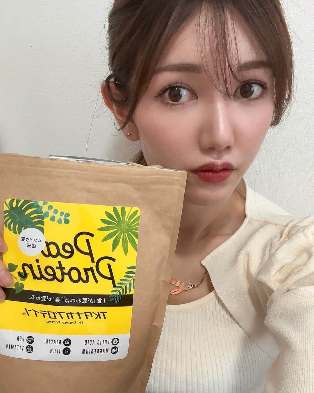 IKUMIさんのインスタグラム写真 - (IKUMIInstagram)「☘️ 2年前の写真見て細くてびっくりした🥹  プロテイン飲んで筋トレして体型管理頑張らなきゃ🏋️  最近飲んでるのはこのタナカプロテインだよ🧐 植物性タンパク質で無添加っていう体に優しいシリーズ👏  牛乳と混ぜて飲むときな粉味で美味しいからお気に入り❤️ みんなは何味が好き😍？  .  #美脚#プロテイン#プロテインダイエット #プロテイン女子 #生足#素足#ダイエット#ダイエッター #ダイエッターさんと繋がりたい #ダイエッター仲間募集 #高身長 #撮影モデル#モデル撮影#広告モデル#モデルになりたい#モデルさんと繋がりたい #modelstyle#モデル体型#韓国ファッション通販 #韓国ファッションコーデ #韓国コーデ#韓国服#ミニスカート#ミニワンピース#秋コーデ#スタイル抜群#slender#slim #スリム#細身」9月8日 22時21分 - miiiino3o