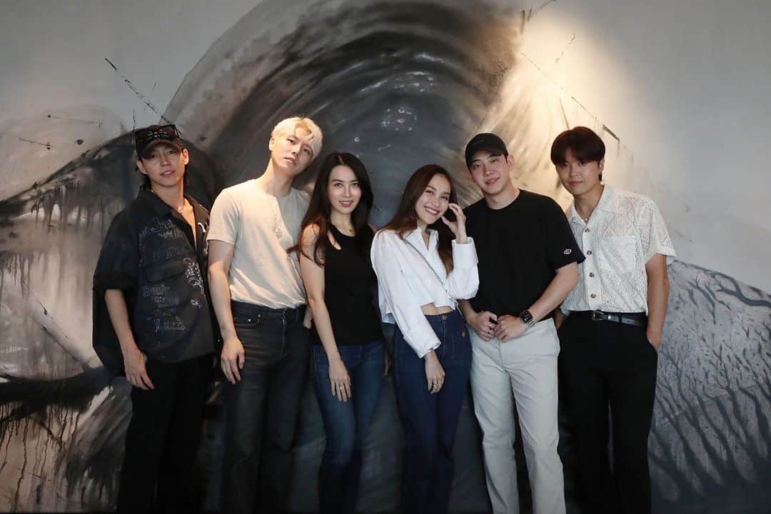 アユ・ティンティンのインスタグラム：「🫰🏻환영합니다 @official_therose 🩶 만나서 반갑습니다 🤩☺️ success for the show @lmacindonesia 👏🏻😆」