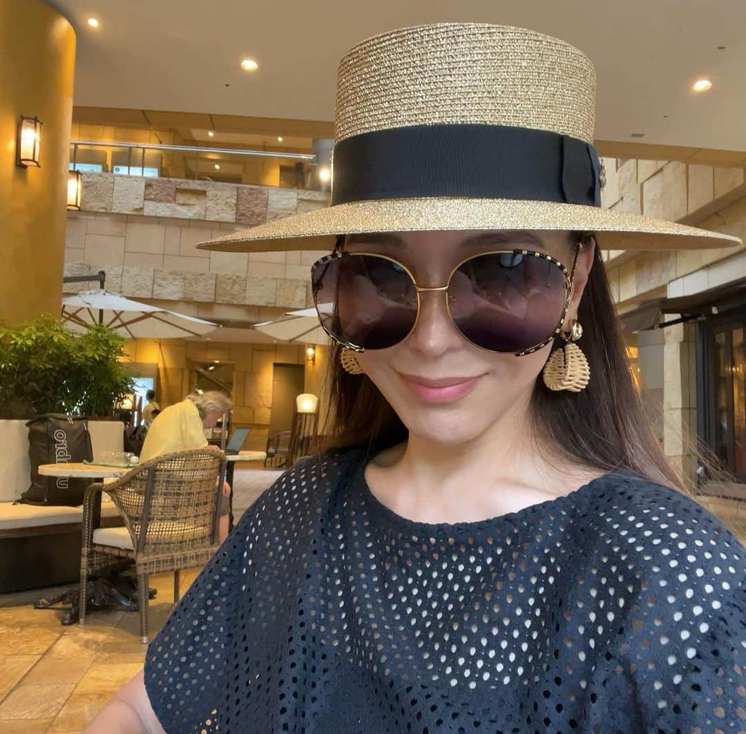 麻美さんのインスタグラム写真 - (麻美Instagram)「夏終わっちゃうのかな〜🥹 ． gucciの帽子とサングラス @gucci  ． この組み合わせ好きすぎる❤️❤️❤️ . #gucci #麦わら帽子 #sunglasses #ヘビロテアイテム」9月8日 22時24分 - mami0s
