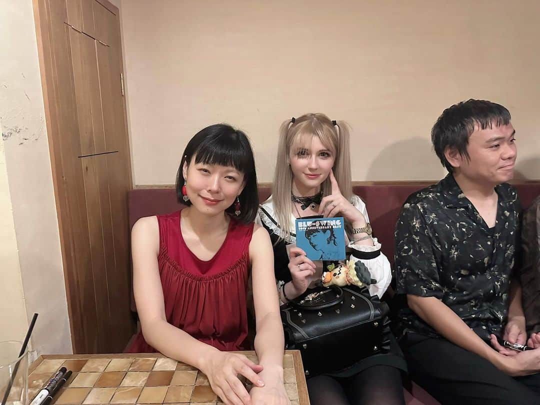 Hirari Ann（ヒラリー アン）のインスタグラム：「I seen blu-swing perform tonight. @yuri_bluswing is my favorite vocalist ever. She was so cute!! 💕 i cried 😭💕I love to sing her songs. She inspires me everyday! 😙 the band was amazing! I can’t believe I seen them up so close! 🥰  #bluswing #citypop #jazz」