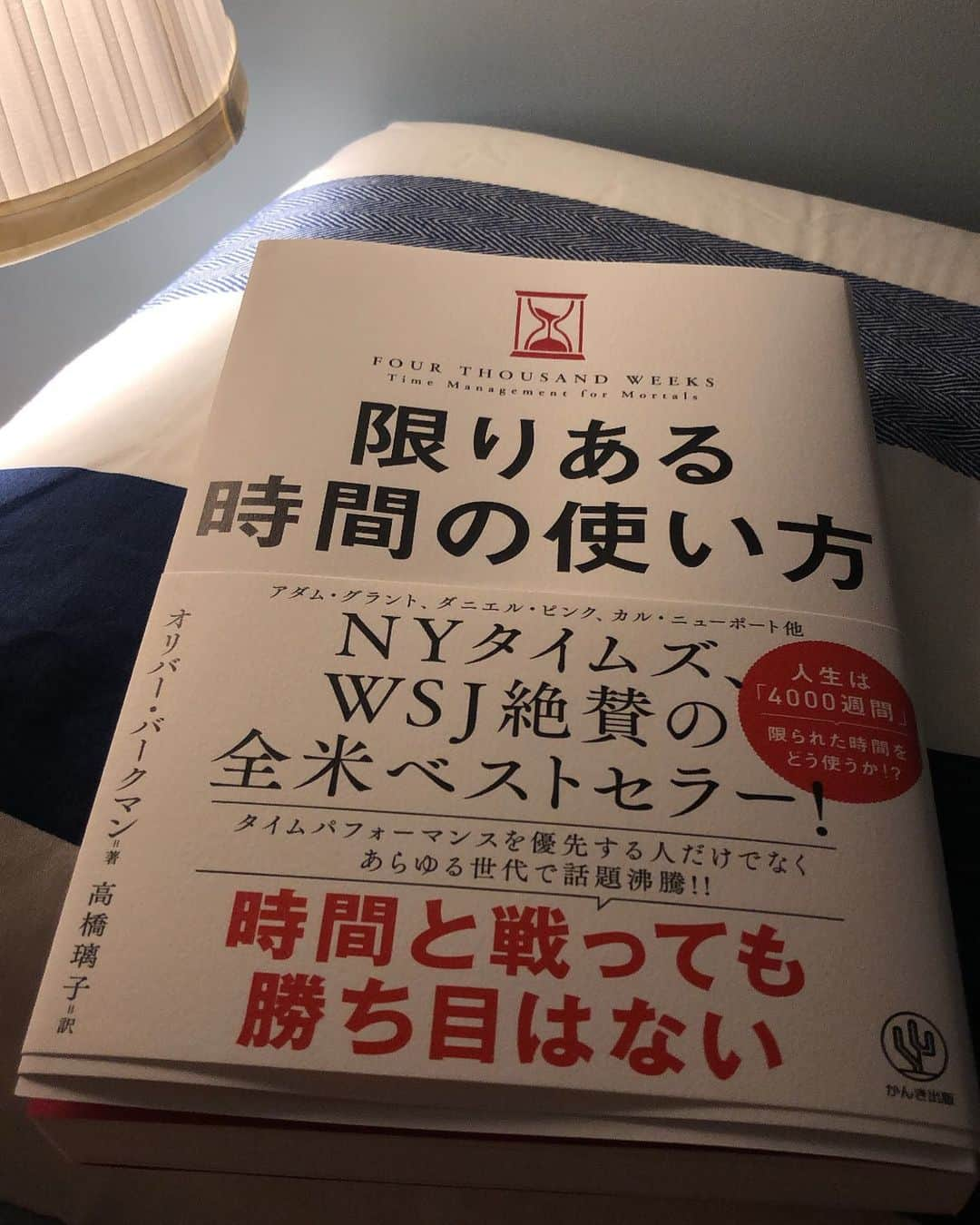 山口リサのインスタグラム：「『没頭』  歌うことが大好きで小学校5.6年生の頃からとにかく部屋に閉じこもってずっと歌っていた🫶🏻  もうね、歌うことを抑えられなくて、当時の日記にうたを歌わずにいられるツボ（身体のどこかのボタン)がないの？って書いてあったくらいずーーーっと歌ってた😂  すごく情緒不安定で、たぶん元々の自分はすごく弱くて色んな自己啓発本読んだり音楽聴いて励まされたり、そうやってなんとか自分を保ってきた人生で、だから歌とか音楽があることが私の救いで命綱みたいな感じだったと思う。  有り難いことに一緒に音楽してくれる人たちに巡り会えて、自分が作った曲が世に解き放たれて、、そうこうしてるうちにすごく苦しくなった。産みの苦しみや期限。  だんだん誰かの顔色を伺いながら音楽をやることが当たり前になってしまって、、基準がわからなくなっちゃった時期もあったな。  母になって時間が本気でなくなって、やりたいことが思うようにできないことでめちゃくちゃ色んなことを考えたし、死に向かって生きていることを毎日感じる😂  限りある時間だけど何が私の幸せなのか？その一つは間違いなく没頭するっていう時間。  離れていたからこそ気づけたし、子供の頃の自分のように時間を忘れて何かに没頭できるってことが生きてることを感じさせてくれる。  そこから生まれる音楽をシェアできたらめちゃくちゃ幸せだな。 私はまだまだ自分に対してもワクワクしているよ✨  そんな風にこのまま生きたいな😌 子供に負けてられない🔥  #気にせず #自分の人生を生きる #センチメンタルな秋 #限りある時間の使い方 #読書の秋 #何度も読みたくなる」