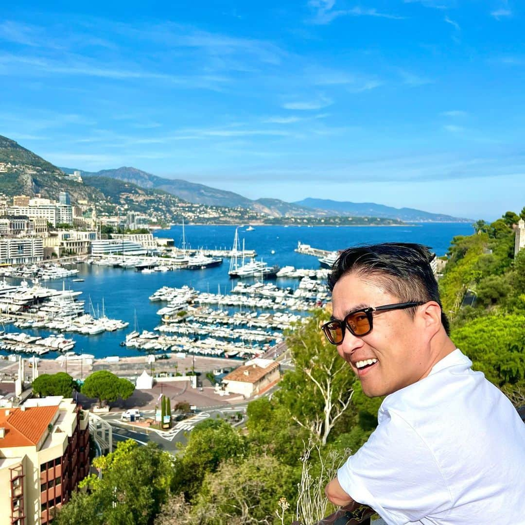 乙武洋匡さんのインスタグラム写真 - (乙武洋匡Instagram)「【#Monaco】今回の旅の最終目的地は #モナコ。世界中の大富豪が集う「#モンテカルロ」という #カジノ や、彼らが所有するクルーザーが並ぶハーバーがあまりに有名ですが、じつはその奥の高台にある #旧市街 が私のお気に入り。雰囲気のある路地裏に多くのレストランやカフェがテラス席を出していて、夏の終わりを感じながらここで食事をしたのは、6年前の素敵な思い出です。  今回はモナコに住む友人宅で #ガーデンパーティー があるというので、ありがたくお呼ばれ。ニースから駆けつけた #松嶋啓介 シェフがお店のスタッフとともに振る舞う贅沢なコースと、松嶋シェフが選んだ #プロヴァンスワイン の完璧なペアリング。茜色に染まっていくモナコの空を眺めながら。友人たちと忘れられない夜を過ごすことができました。  パーティーには、現在 #ASモナコ の中心選手として活躍する #サッカー日本代表 #南野拓実 選手も参加。ご縁が重なり、パーティー会場までは南野選手のご自宅からマイカーに乗せていただくという栄誉にも預かりました。モデルのようなルックスはテレビで見ていた通りでしたが、車椅子での移動をさりげなくサポートしてくれるナイスガイ。共通の友人でもある #吉田麻也 選手も交えた3人での再会を約束して、この日はお別れ。  ２週間の旅を締めくくるにふさわしい最後の夜を過ごし、ニースの宿へと戻りました。帰りはちゃっかり啓ちゃんの車に便乗。この日もお世話になりっぱなしでした。啓ちゃん、拓実くん、素敵な一日をありがとう！  #モナコ公国 #モナコ旅行 #モナコ観光 #モナコ🇲🇨 #Monaco🇲🇨 #🇲🇨 #プロヴァンス #コートダジュール」9月8日 22時27分 - ototake_official