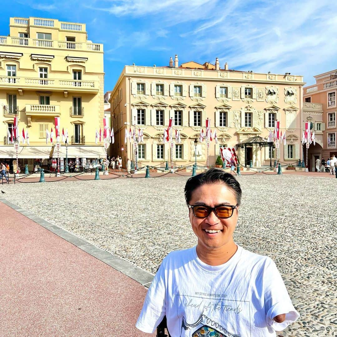 乙武洋匡さんのインスタグラム写真 - (乙武洋匡Instagram)「【#Monaco】今回の旅の最終目的地は #モナコ。世界中の大富豪が集う「#モンテカルロ」という #カジノ や、彼らが所有するクルーザーが並ぶハーバーがあまりに有名ですが、じつはその奥の高台にある #旧市街 が私のお気に入り。雰囲気のある路地裏に多くのレストランやカフェがテラス席を出していて、夏の終わりを感じながらここで食事をしたのは、6年前の素敵な思い出です。  今回はモナコに住む友人宅で #ガーデンパーティー があるというので、ありがたくお呼ばれ。ニースから駆けつけた #松嶋啓介 シェフがお店のスタッフとともに振る舞う贅沢なコースと、松嶋シェフが選んだ #プロヴァンスワイン の完璧なペアリング。茜色に染まっていくモナコの空を眺めながら。友人たちと忘れられない夜を過ごすことができました。  パーティーには、現在 #ASモナコ の中心選手として活躍する #サッカー日本代表 #南野拓実 選手も参加。ご縁が重なり、パーティー会場までは南野選手のご自宅からマイカーに乗せていただくという栄誉にも預かりました。モデルのようなルックスはテレビで見ていた通りでしたが、車椅子での移動をさりげなくサポートしてくれるナイスガイ。共通の友人でもある #吉田麻也 選手も交えた3人での再会を約束して、この日はお別れ。  ２週間の旅を締めくくるにふさわしい最後の夜を過ごし、ニースの宿へと戻りました。帰りはちゃっかり啓ちゃんの車に便乗。この日もお世話になりっぱなしでした。啓ちゃん、拓実くん、素敵な一日をありがとう！  #モナコ公国 #モナコ旅行 #モナコ観光 #モナコ🇲🇨 #Monaco🇲🇨 #🇲🇨 #プロヴァンス #コートダジュール」9月8日 22時27分 - ototake_official