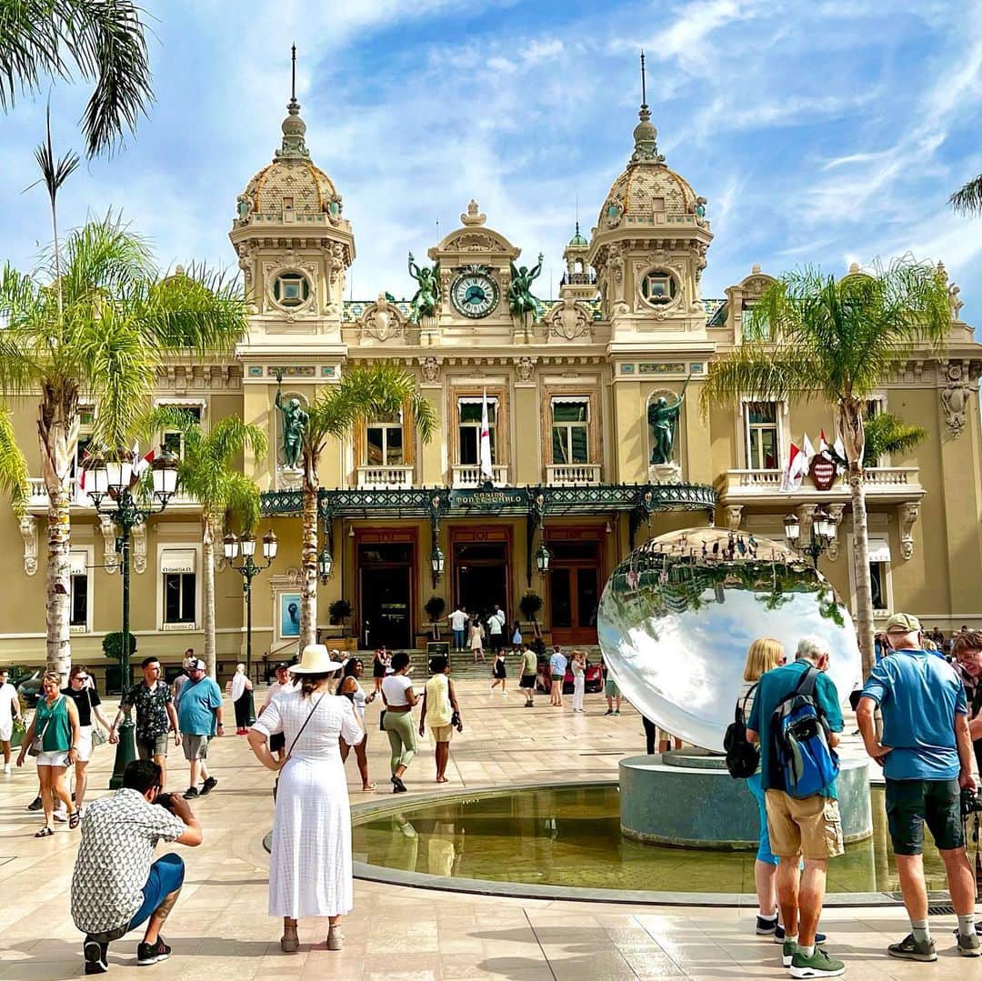 乙武洋匡さんのインスタグラム写真 - (乙武洋匡Instagram)「【#Monaco】今回の旅の最終目的地は #モナコ。世界中の大富豪が集う「#モンテカルロ」という #カジノ や、彼らが所有するクルーザーが並ぶハーバーがあまりに有名ですが、じつはその奥の高台にある #旧市街 が私のお気に入り。雰囲気のある路地裏に多くのレストランやカフェがテラス席を出していて、夏の終わりを感じながらここで食事をしたのは、6年前の素敵な思い出です。  今回はモナコに住む友人宅で #ガーデンパーティー があるというので、ありがたくお呼ばれ。ニースから駆けつけた #松嶋啓介 シェフがお店のスタッフとともに振る舞う贅沢なコースと、松嶋シェフが選んだ #プロヴァンスワイン の完璧なペアリング。茜色に染まっていくモナコの空を眺めながら。友人たちと忘れられない夜を過ごすことができました。  パーティーには、現在 #ASモナコ の中心選手として活躍する #サッカー日本代表 #南野拓実 選手も参加。ご縁が重なり、パーティー会場までは南野選手のご自宅からマイカーに乗せていただくという栄誉にも預かりました。モデルのようなルックスはテレビで見ていた通りでしたが、車椅子での移動をさりげなくサポートしてくれるナイスガイ。共通の友人でもある #吉田麻也 選手も交えた3人での再会を約束して、この日はお別れ。  ２週間の旅を締めくくるにふさわしい最後の夜を過ごし、ニースの宿へと戻りました。帰りはちゃっかり啓ちゃんの車に便乗。この日もお世話になりっぱなしでした。啓ちゃん、拓実くん、素敵な一日をありがとう！  #モナコ公国 #モナコ旅行 #モナコ観光 #モナコ🇲🇨 #Monaco🇲🇨 #🇲🇨 #プロヴァンス #コートダジュール」9月8日 22時27分 - ototake_official